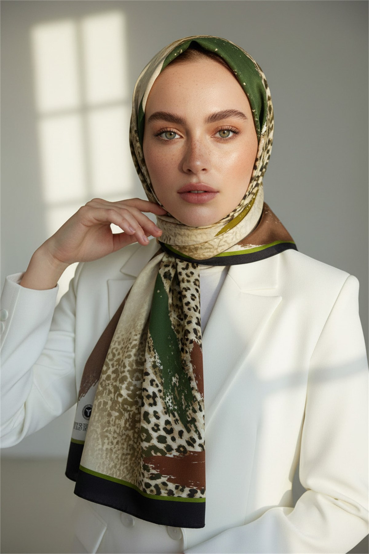 KREP RENKLİ FIRÇA VE LEOPAR DESENLİ TABA RENKLİ 75X195 KIRIŞMAZ ŞAL