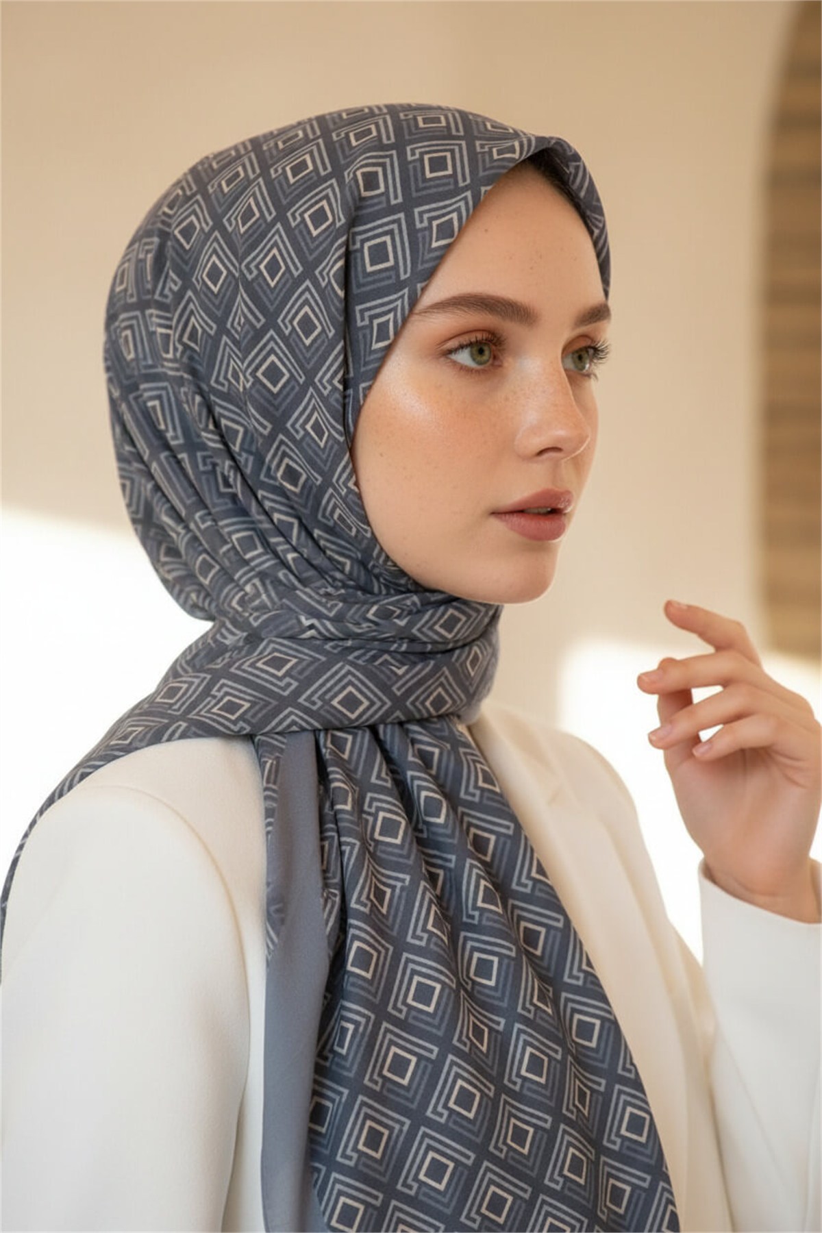 KREP MİNİ MOTİF DESENLİ GRİ RENKLİ 75X195 KIRIŞMAZ ŞAL