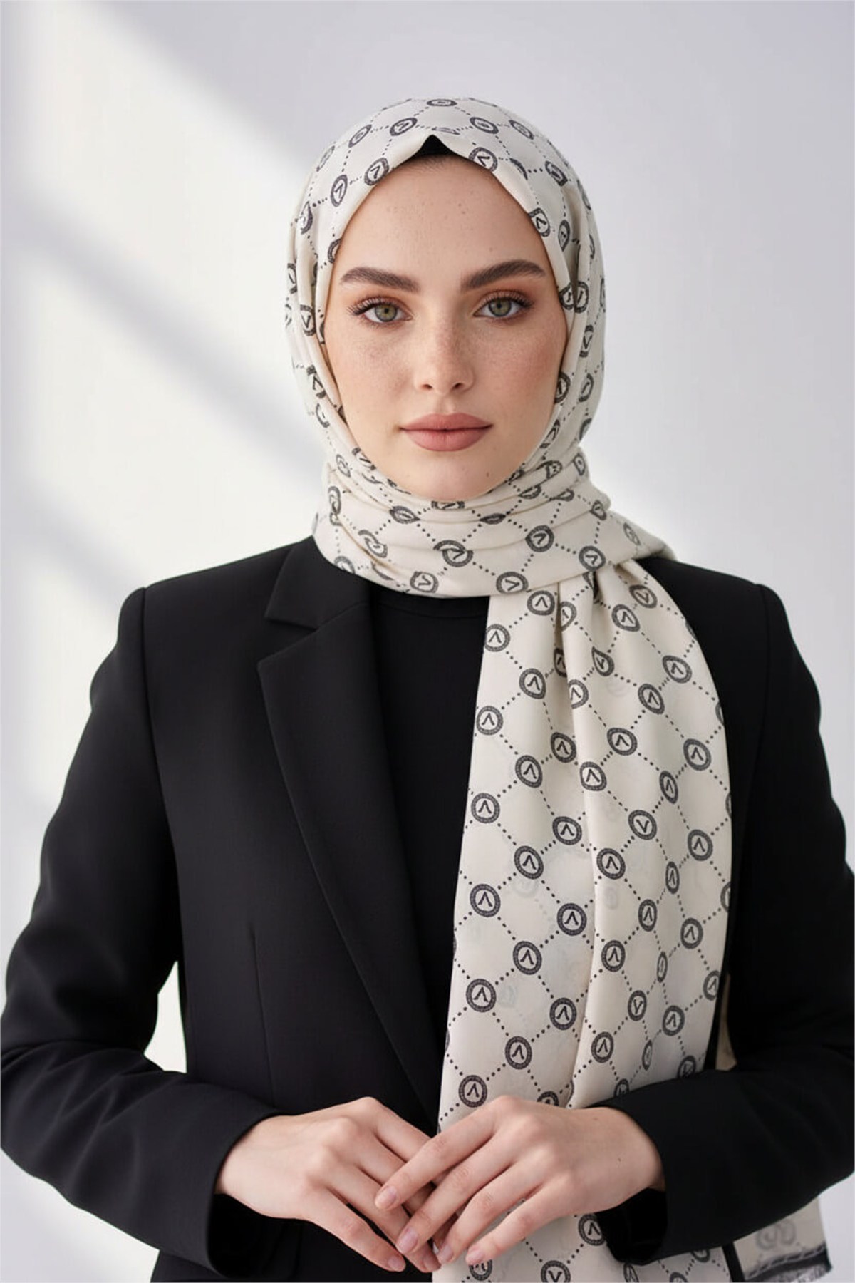 %100 Saf İpek Şal İnce Saten Vual Dokuma V Logo Desenli Krem - Siyah Renkli 90x210 Şal