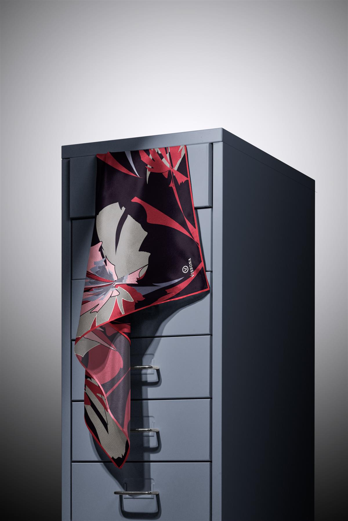 %100 Twill İpek Çiçek Desenli Siyah - Bordo Renkli 90x90 Eşarp Dikim Şekli : El Dikişi