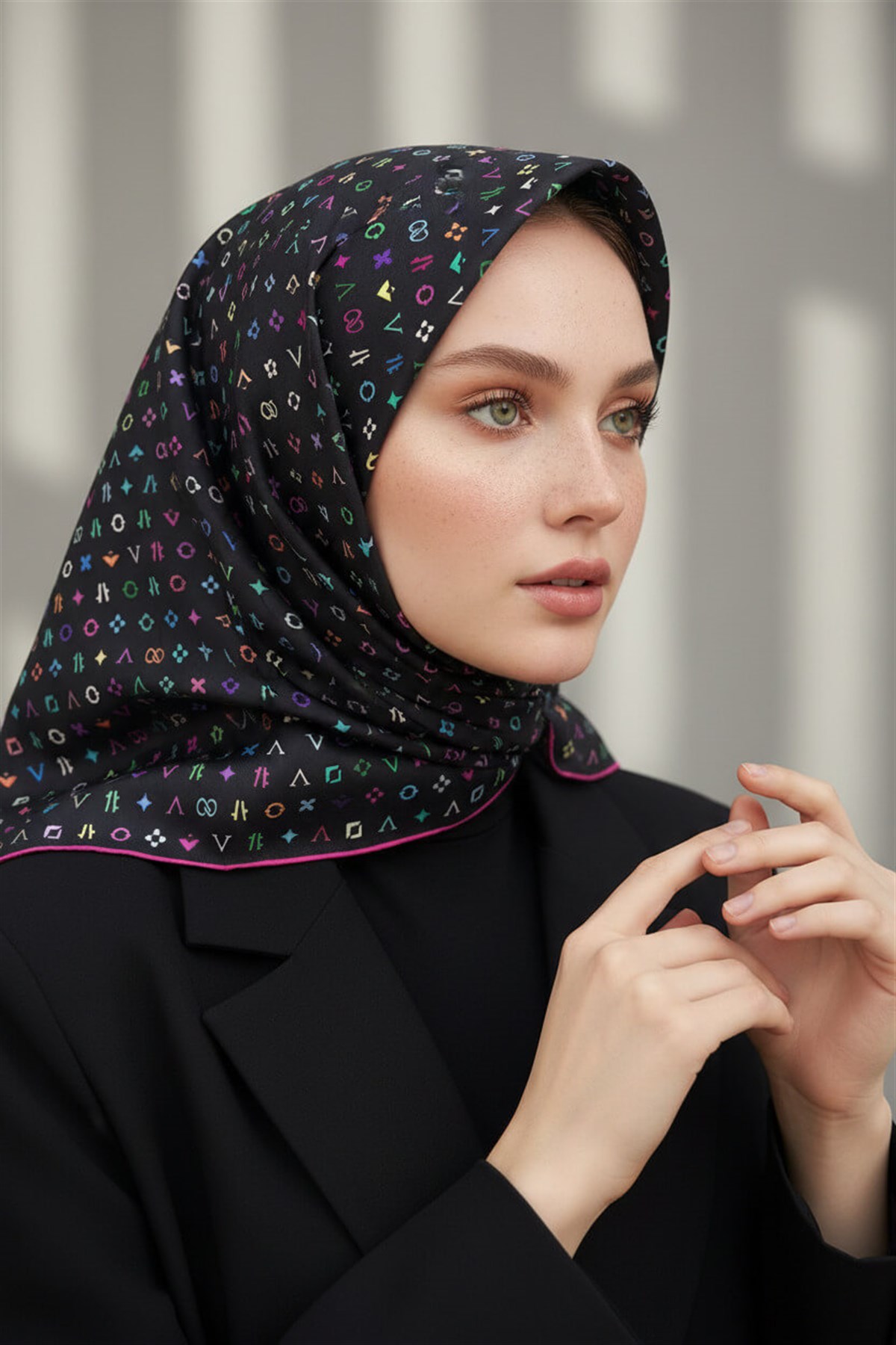 %100 Twill İpek Çıtır Motif Desenli Siyah - Fuşya Renkli 90x90 Eşarp Dikim Şekli : El Dikişi