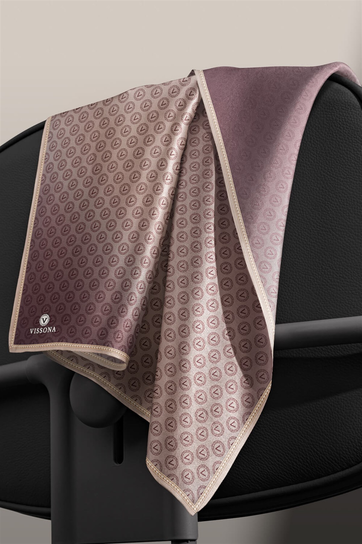 %100 Twill İpek Monogram Desenli Vizon - Bej Renkli 90x90 Eşarp Dikim Şekli : El Dikişi