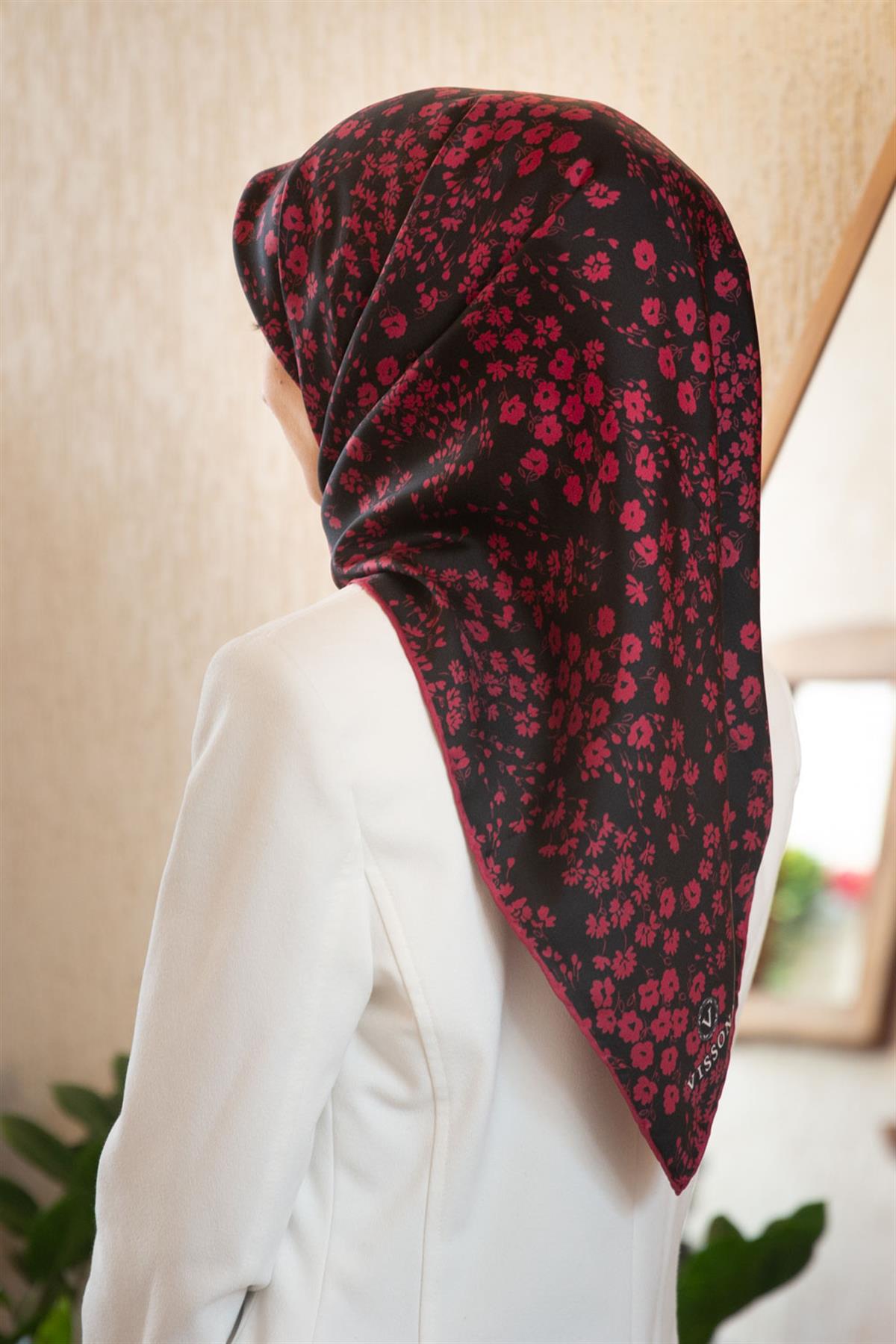 %100 Twill İpek Çıtır Çiçek Desenli Siyah - Bordo Renkli 90x90 Eşarp Dikim Şekli : El Dikişi