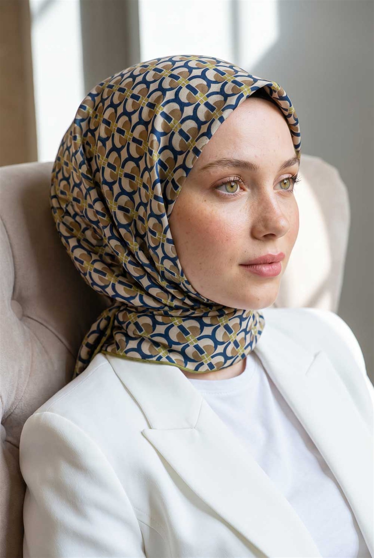 %100 Twill İpek Geometrik Desenli Bej - Fıstık Yeşili Renkli 90x90 Eşarp Dikim Şekli : El Dikişi