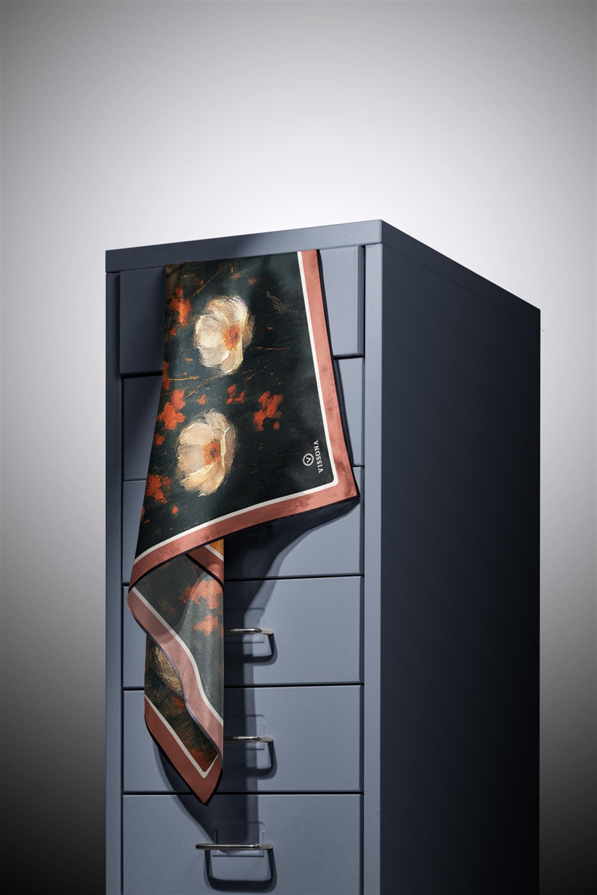 %100 Twill İpek Yağlı Boya Çiçek Desenli Taba - Petrol Yeşili Renkli 90x90 Eşarp Dikim Şekli : El Dikişi