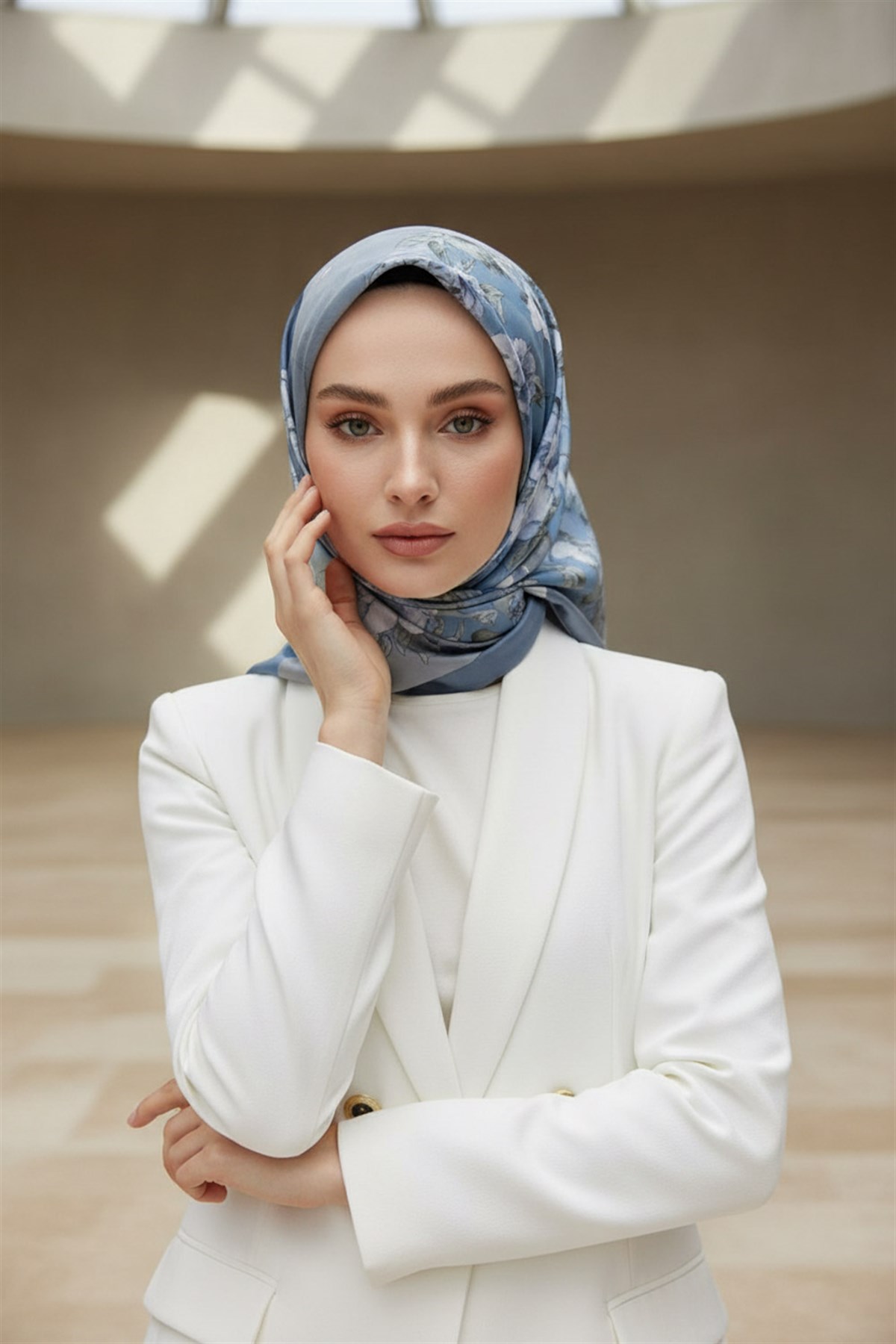 %100 Twill İpek Geometrik Ve Çiçek Desenli Bebe Mavisi Renkli 90x90 Eşarp Dikim Şekli : El Dikişi