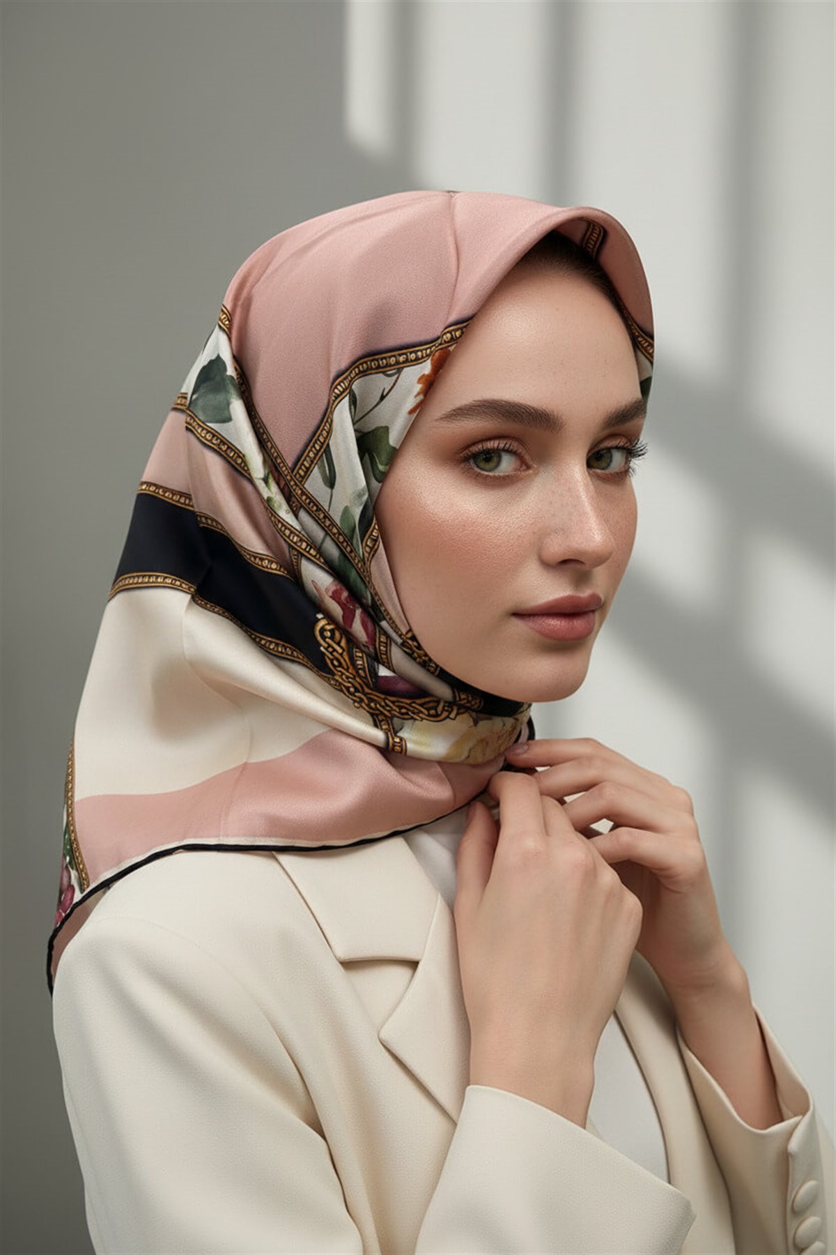 100% Twill İpek Şeritli Çiçek Desenli Pudra - Krem Renkli 90x90 Dikim Şekli : El Dikişi Eşarp