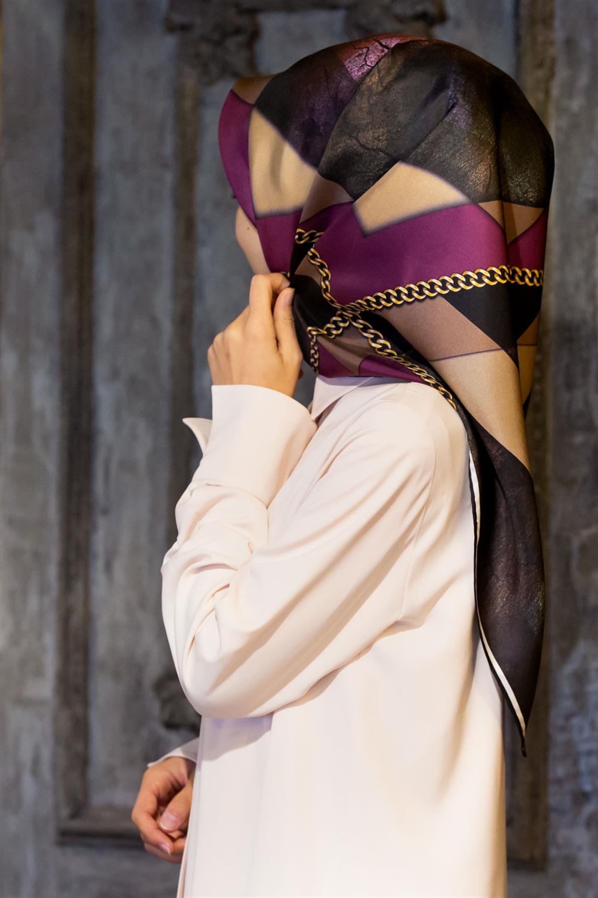 %100 Twill İpek Taş Efekti Desenli Mürdüm - Siyah Renkli 90x90 Eşarp Dikim Şekli : El Dikişi