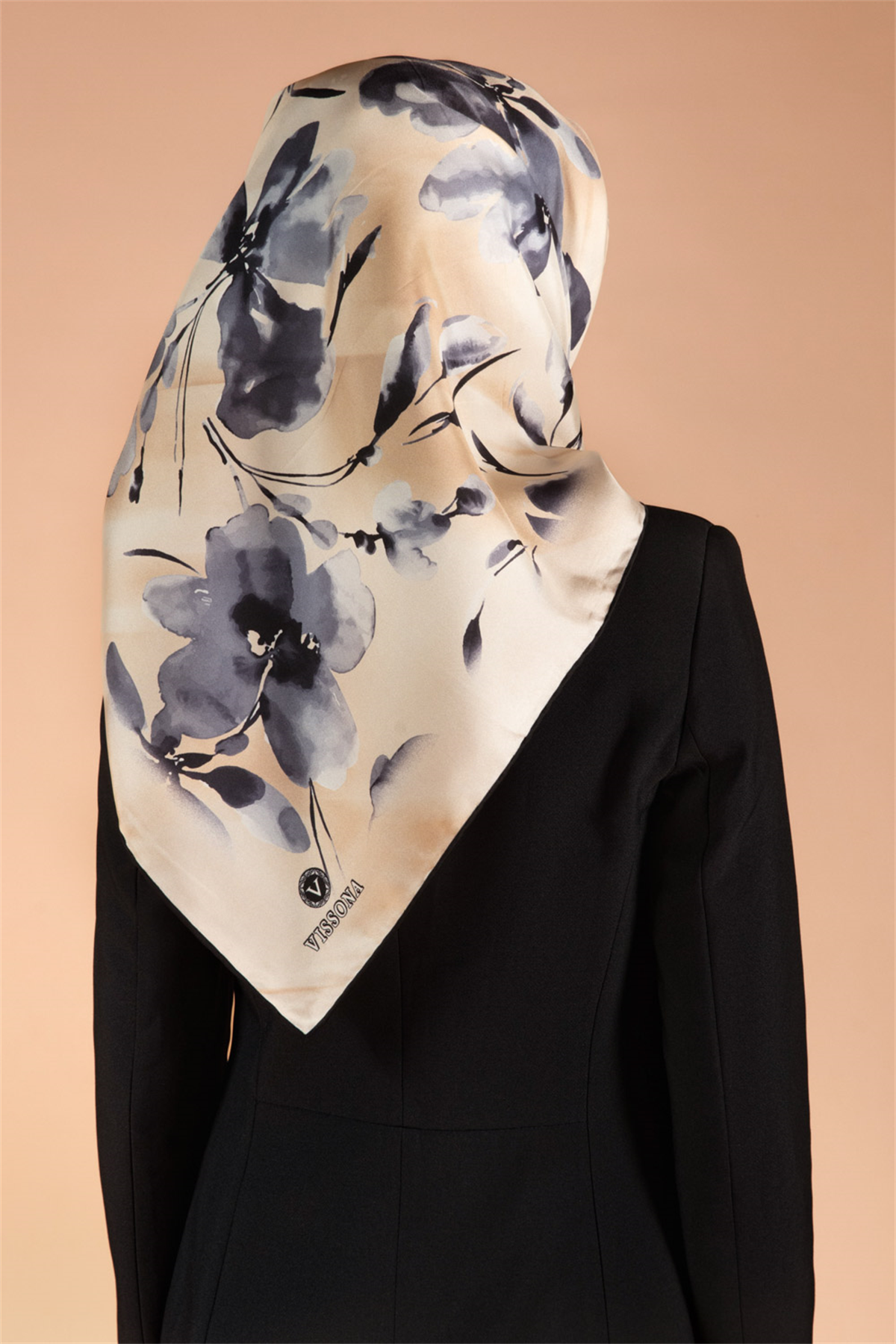 %100 Twill İpek Çiçek Desenli Bej - Füme Renkli 90x90 Dikim Şekli : El Dikişi Eşarp