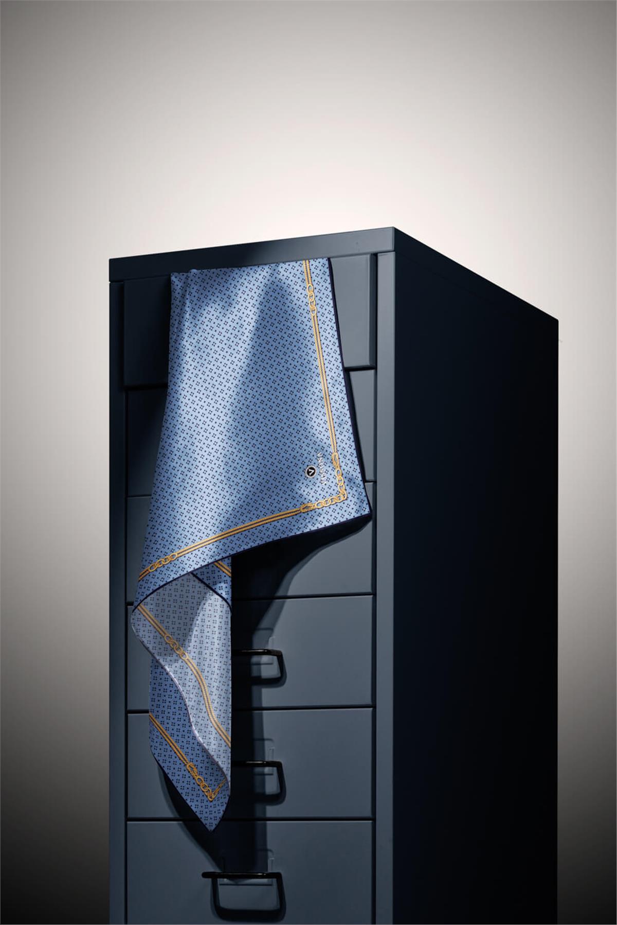 %100 Twill İpek Zincir Desenli Bebe Mavisi - Siyah Renkli 90x90 Eşarp Dikim Şekli : El Dikişi