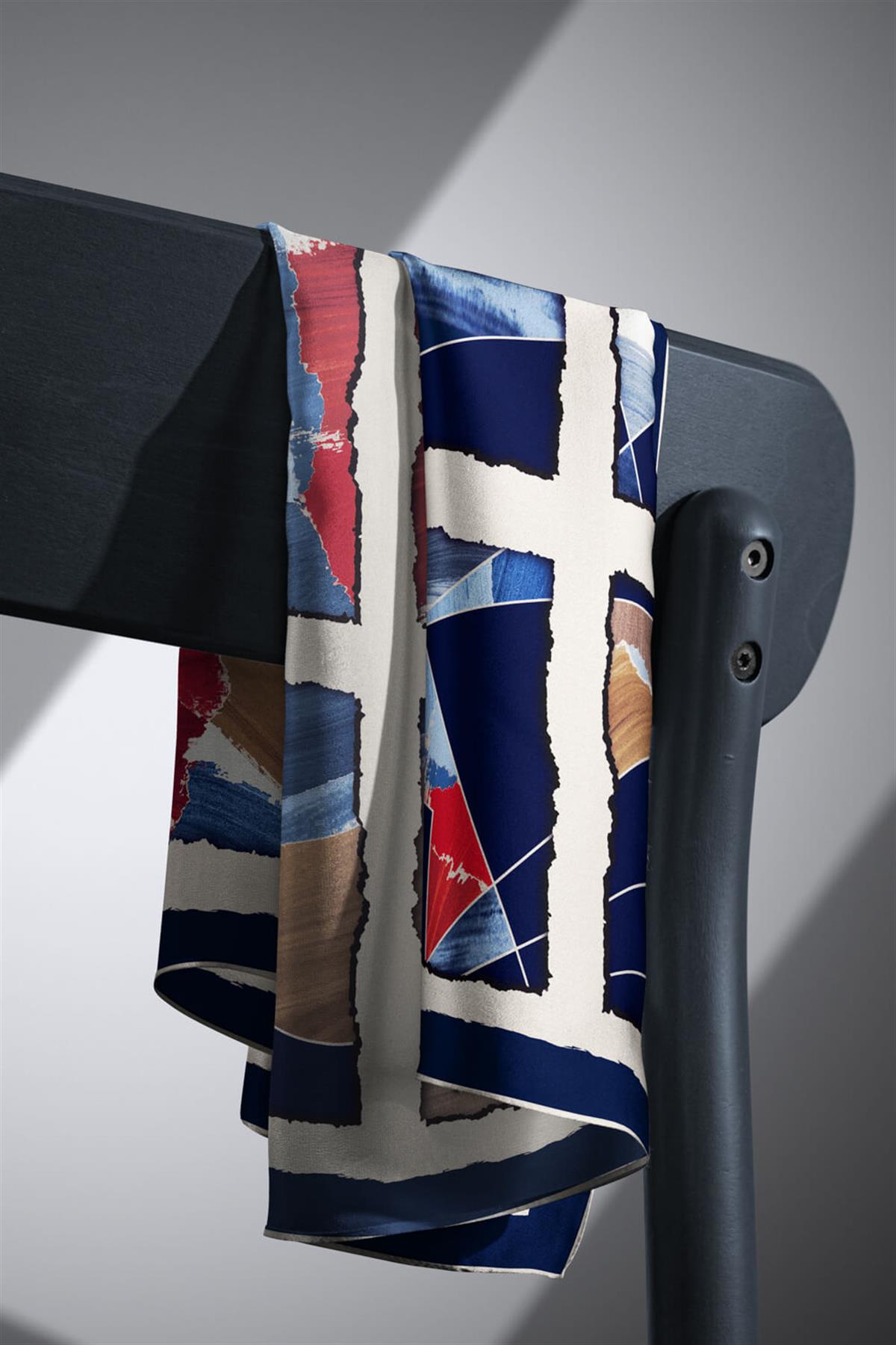 %100 Twill İpek Geometrik Desenli Lacivert - Kırmızı Renkli 90x90 Eşarp Dikim Şekli : El Dikişi