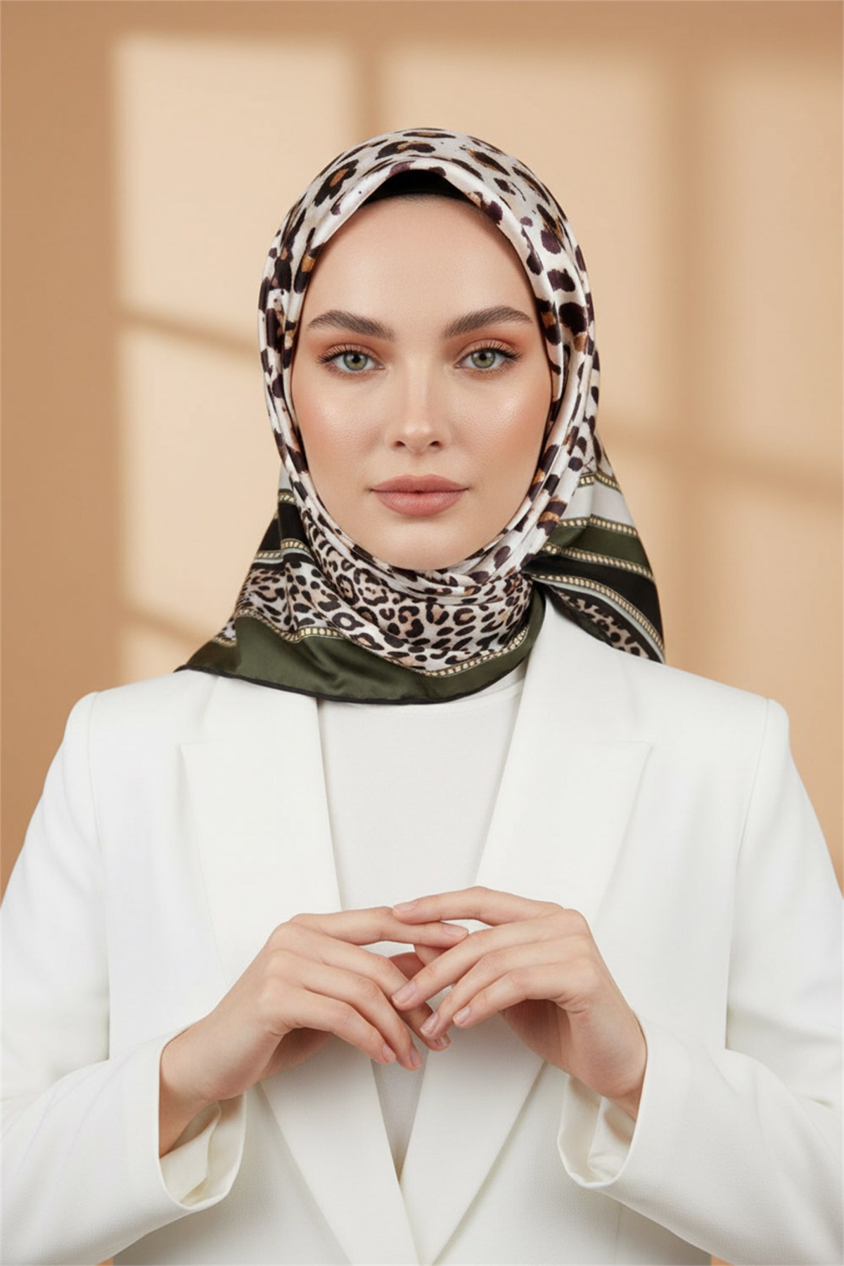 Twill Kemerli ve Leopar Desenli Zümrüt Yeşili Renkli 90x90 Eşarp (İpek İçermez) Dikim Şekli : El Dikişi