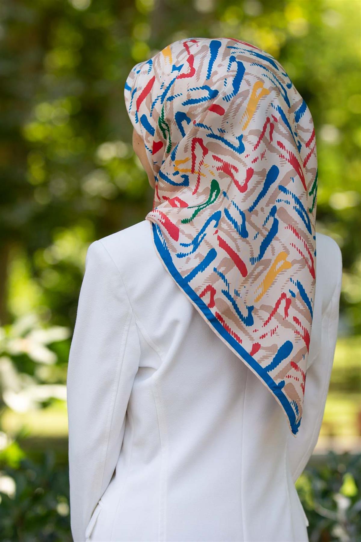 %100 Twill İpek Geometrik Desenli Nar Çiçeği - İndigo Renkli 90x90 Eşarp Dikim Şekli : El Dikişi