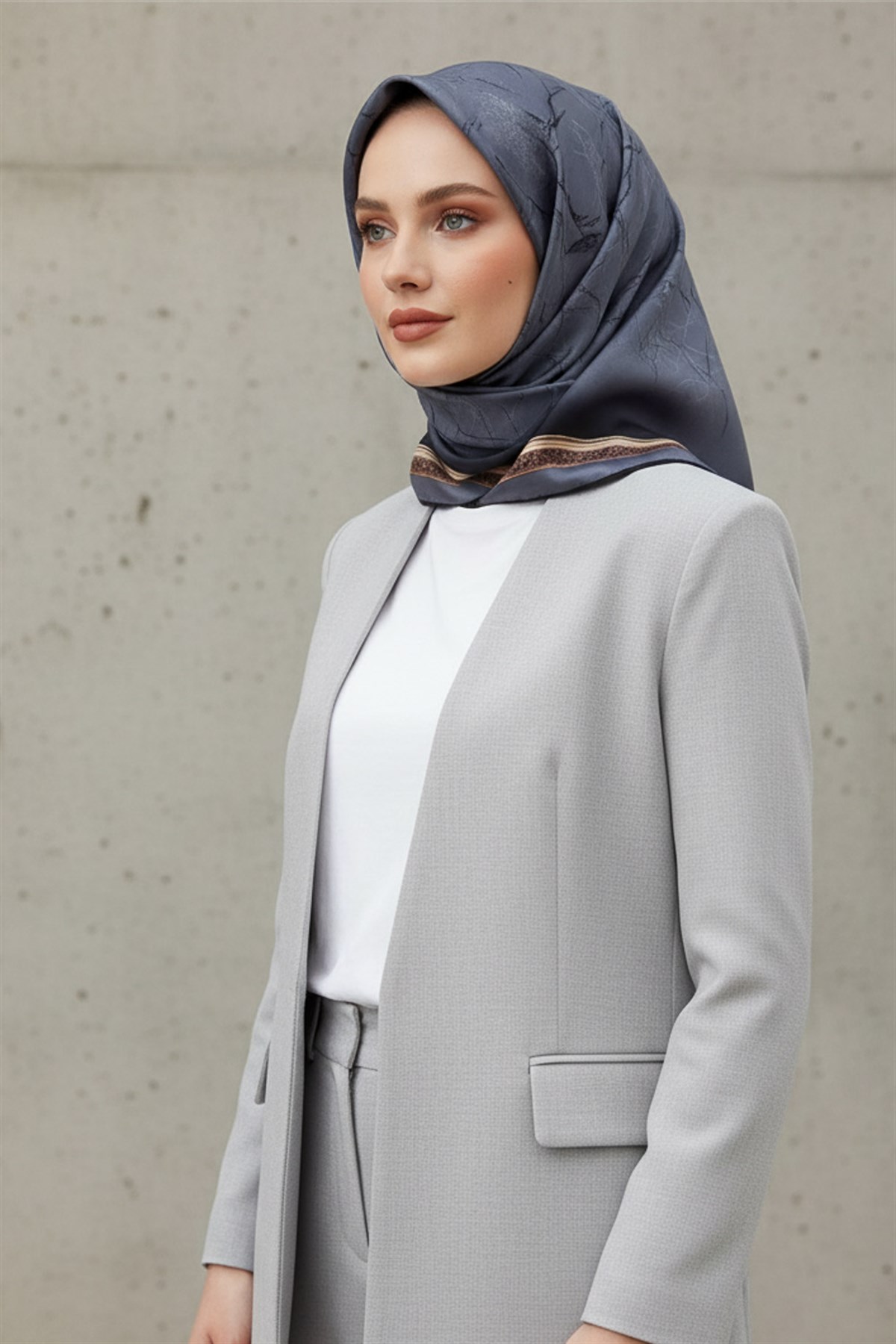 % 57 İPEK % 43 VİSKON Twill İpek Mermer Desenli Gri Renkli 90x90 Eşarp Dikim Şekli : El Dikişi