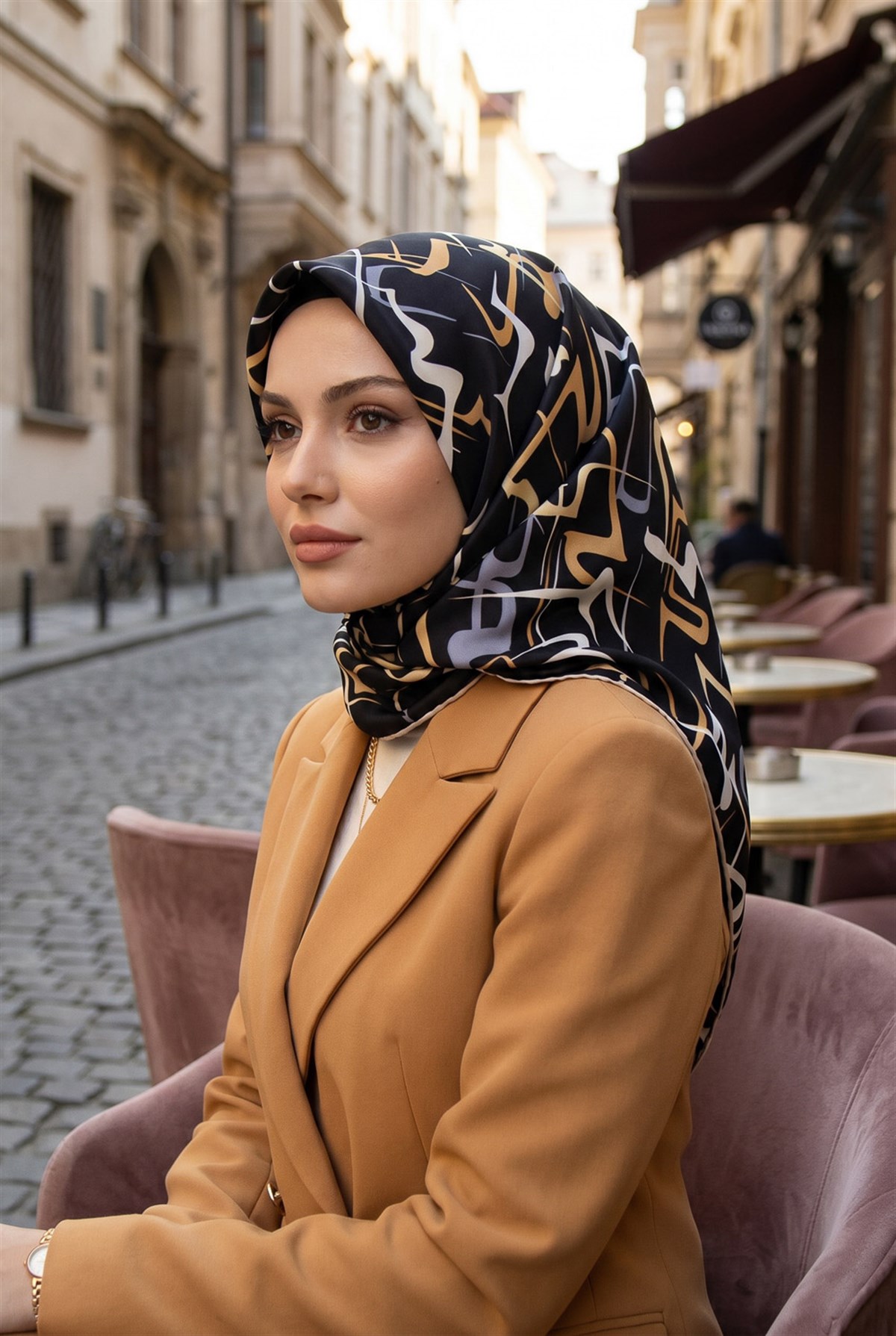 %100 Twill İpek Soyut Geometrik Desenli Gold - Gri Renkli 90x90 Eşarp Dikim Şekli : El Dikişi