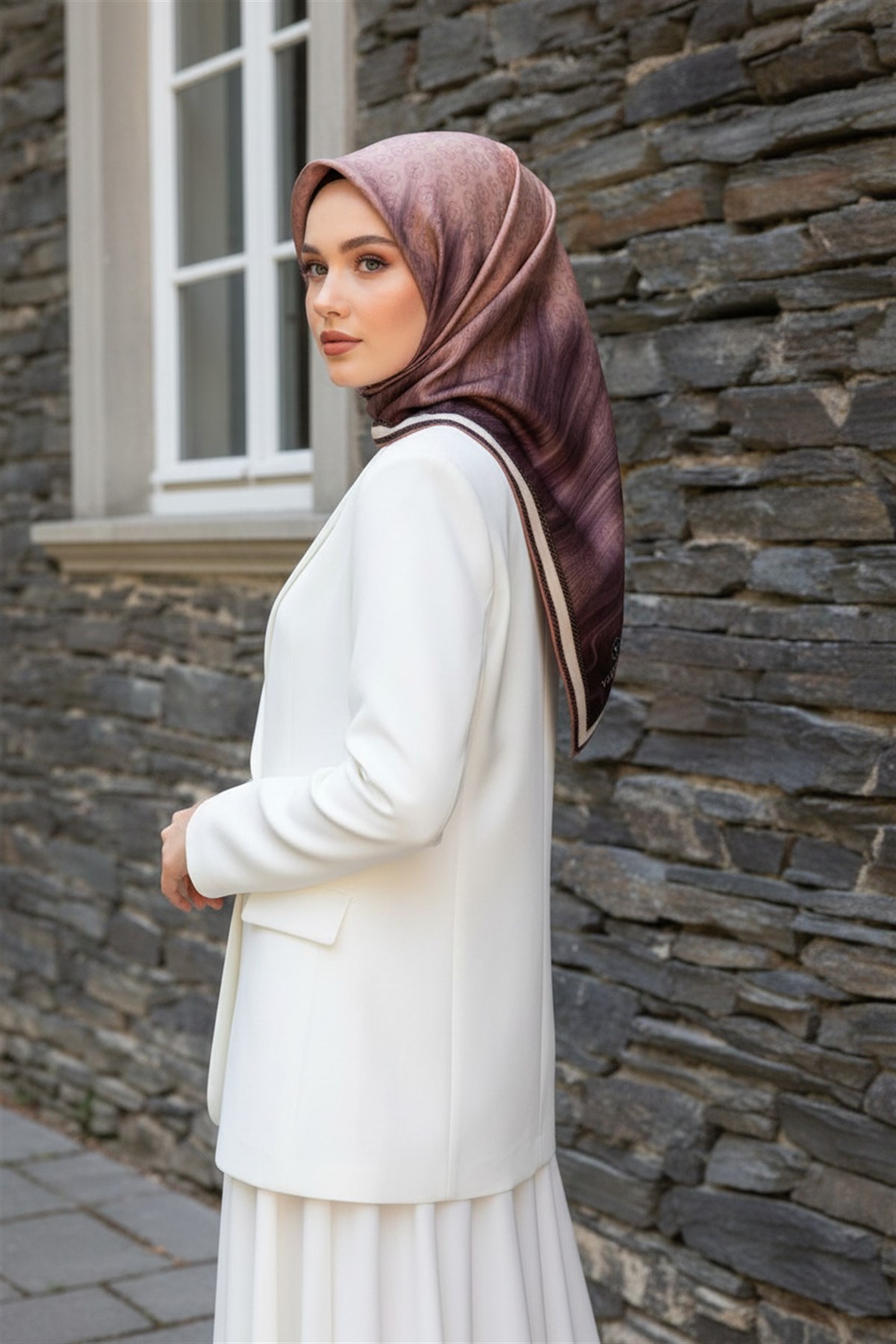 100% Twill İpek Monogram Desenli Somon Renkli 90x90 Dikim Şekli : El Dikişi Eşarp