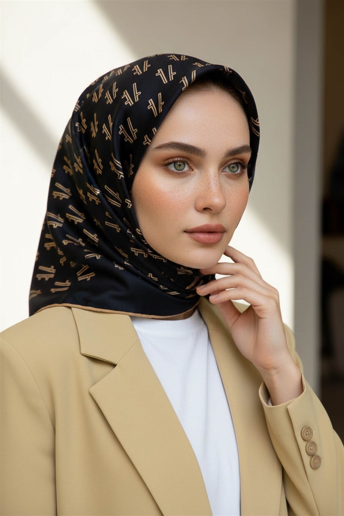 % 57 İPEK % 43 VİSKON Twill İpek Geometrik Desenli Siyah - Gold Renkli 90x90 Eşarp Dikim Şekli : El Dikişi