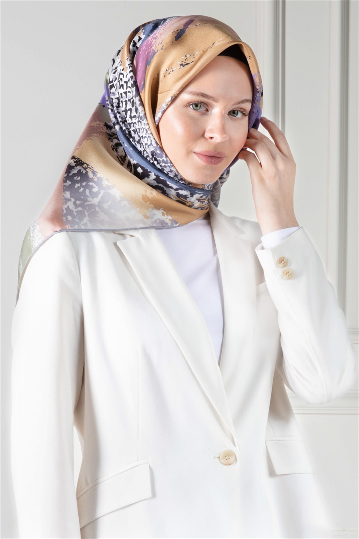 %100 Twill İpek Leopar ve Fırça Desenli Gri - İndigo Renkli 90x90 Eşarp Dikim Şekli : El Dikişi