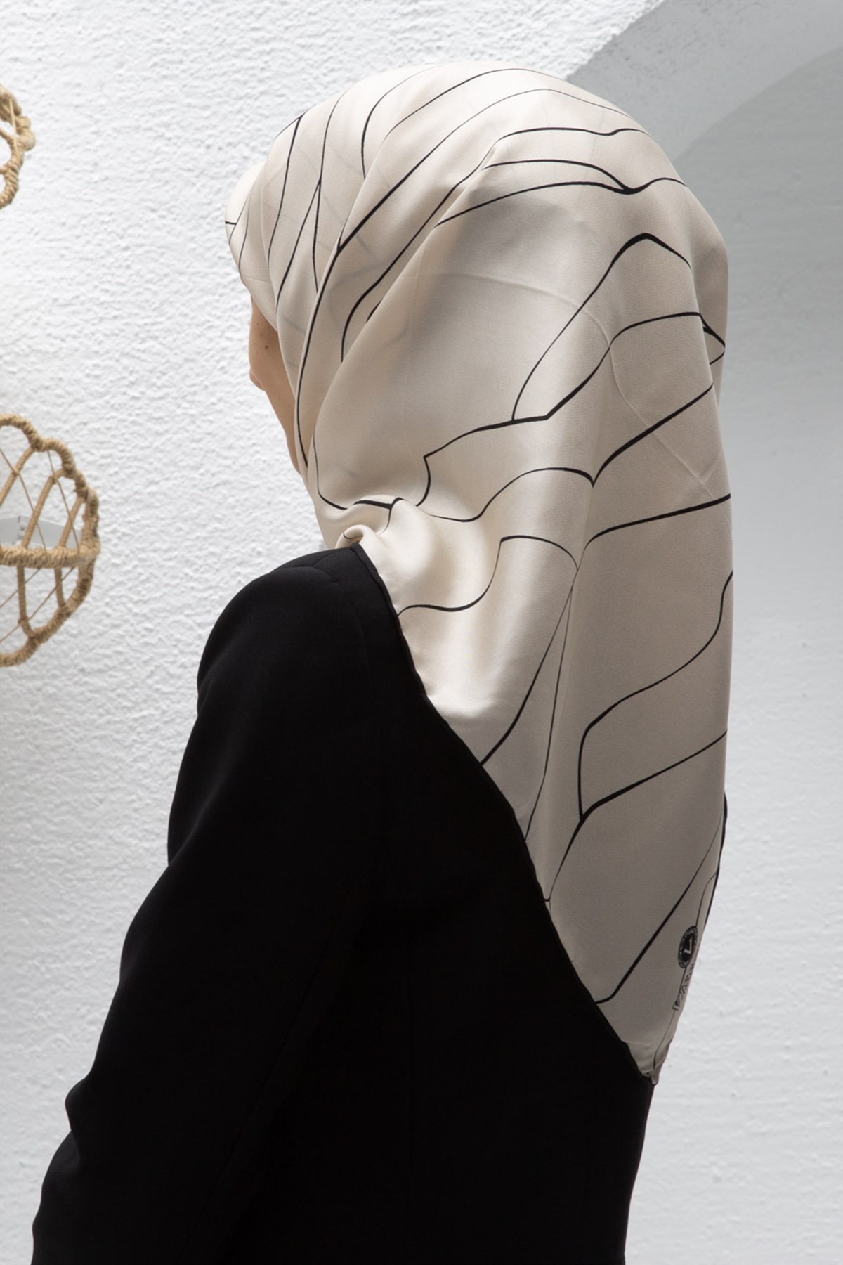 %100 Twill İpek Çizgi Desenli Krem - Siyah Renkli 90x90 Eşarp Dikim Şekli : El Dikişi