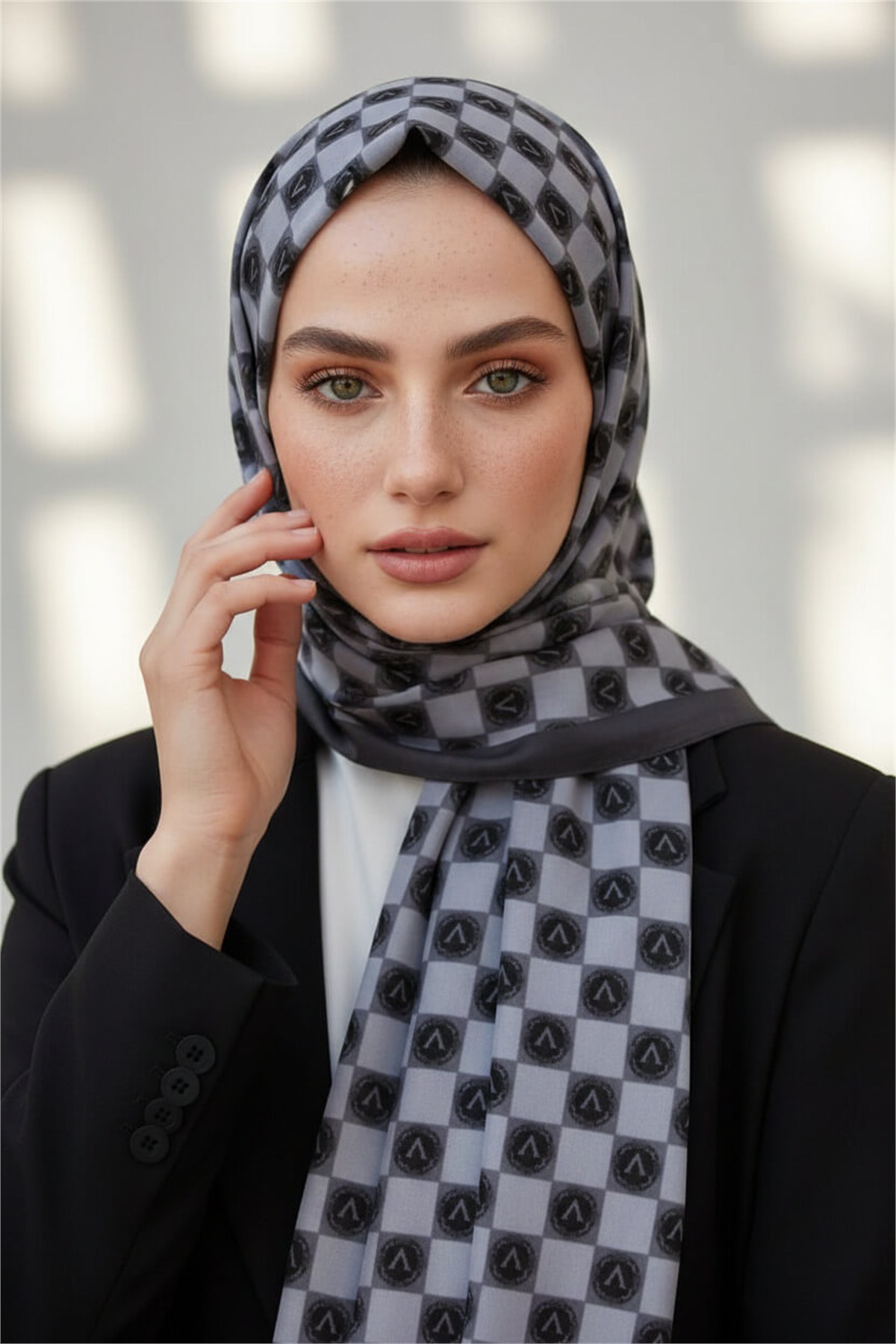 KREP MONOGRAM DESENLİ GRİ RENKLİ 75X195 KIRIŞMAZ ŞAL