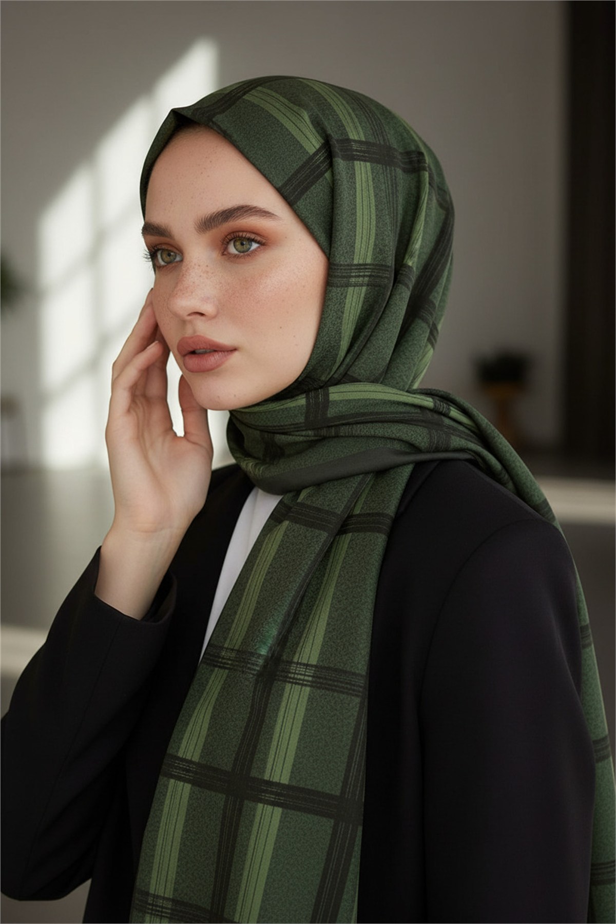 KREP GEOMETRİK DESENLİ HAKİ YEŞİLİ RENKLİ 75X195 KIRIŞMAZ ŞAL