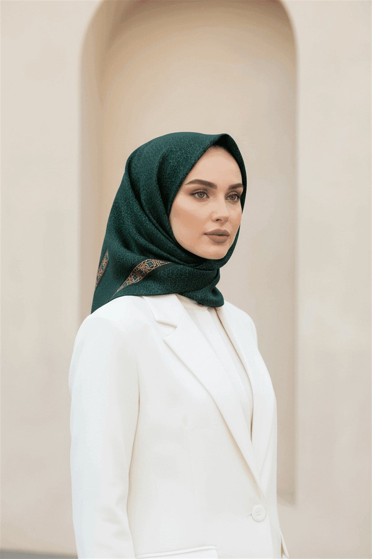 % 57 İPEK % 43 VİSKON Twill İpek Geometrik Desenli Zümrüt Yeşili - Siyah Renkli 90x90 Eşarp Dikim Şekli : El Dikişi