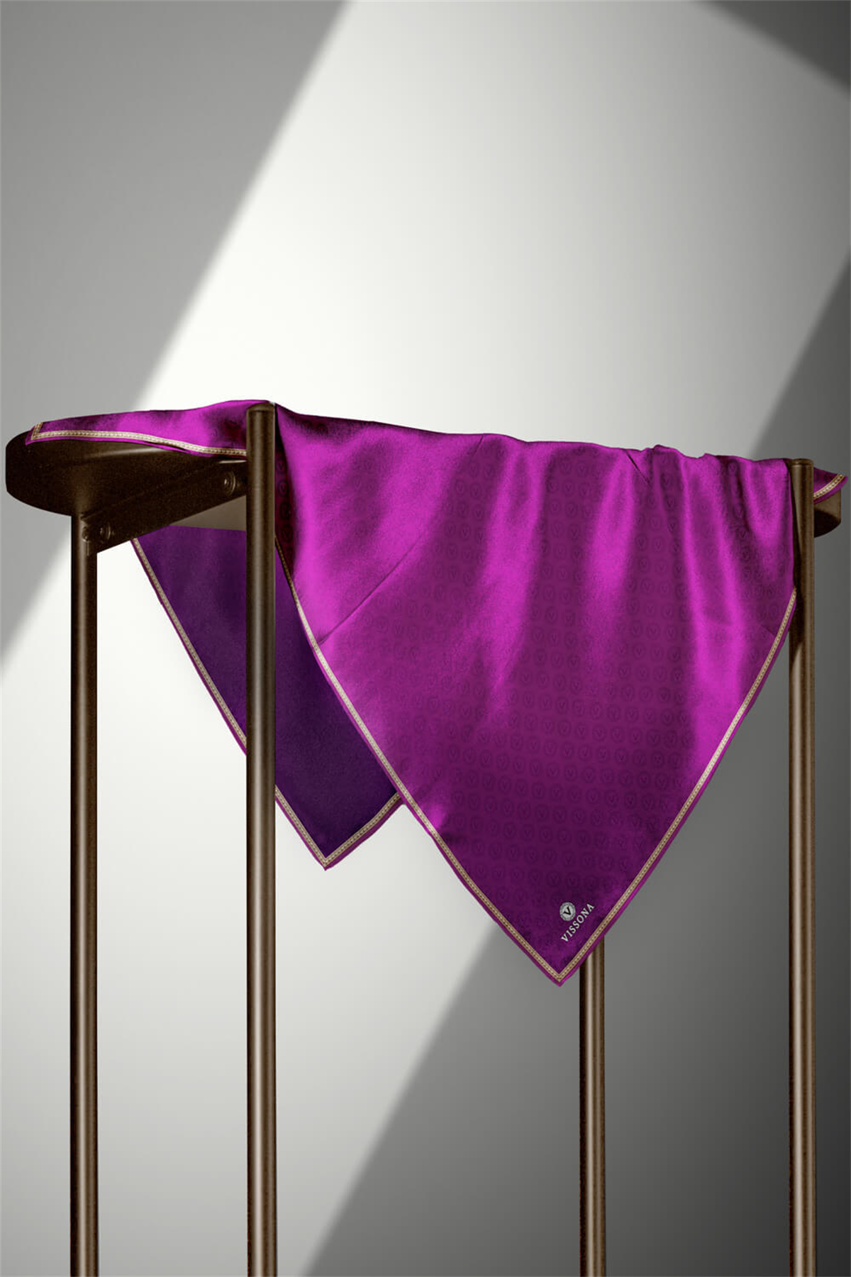 %100 Twill İpek Monogram Desenli Mürdüm Renkli 90x90 Eşarp Dikim Şekli : El Dikişi