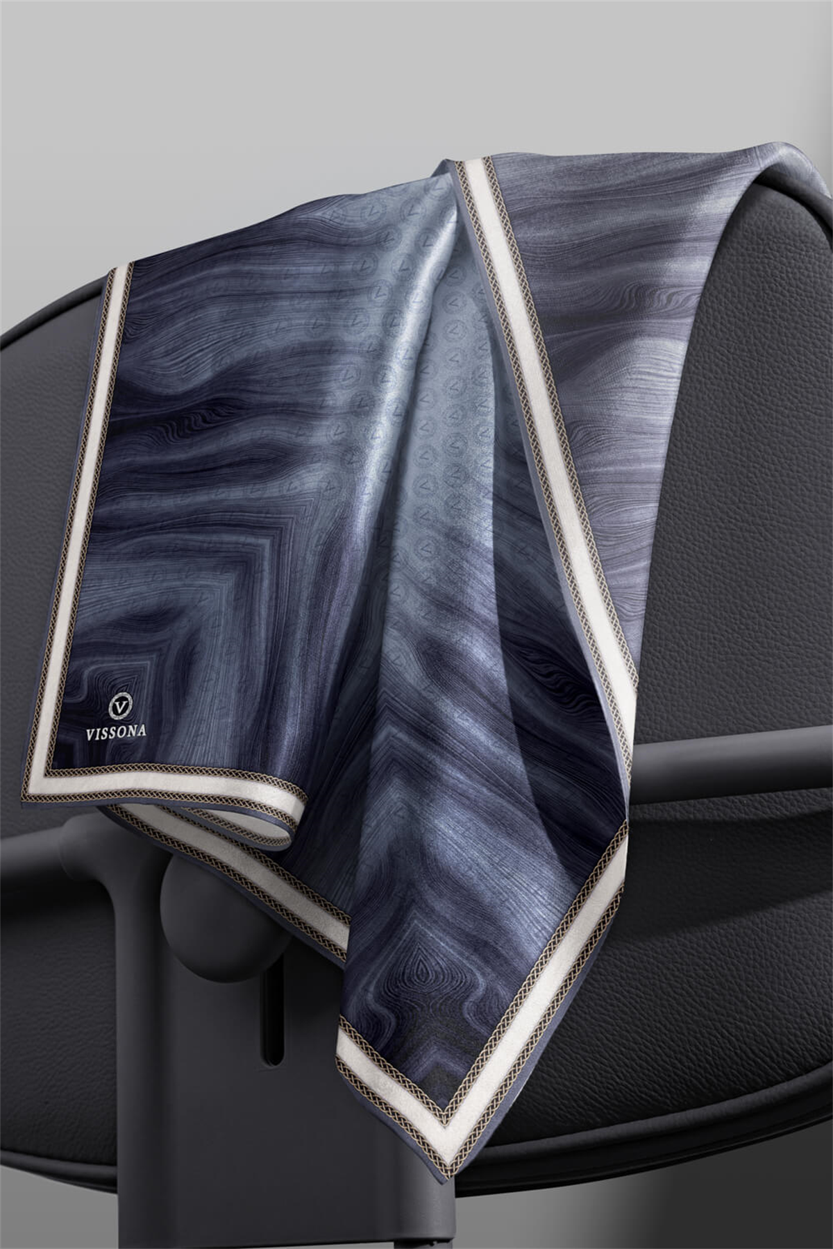 100% Twill İpek Monogram Desenli İndigo Renkli 90x90 Dikim Şekli : El Dikişi Eşarp