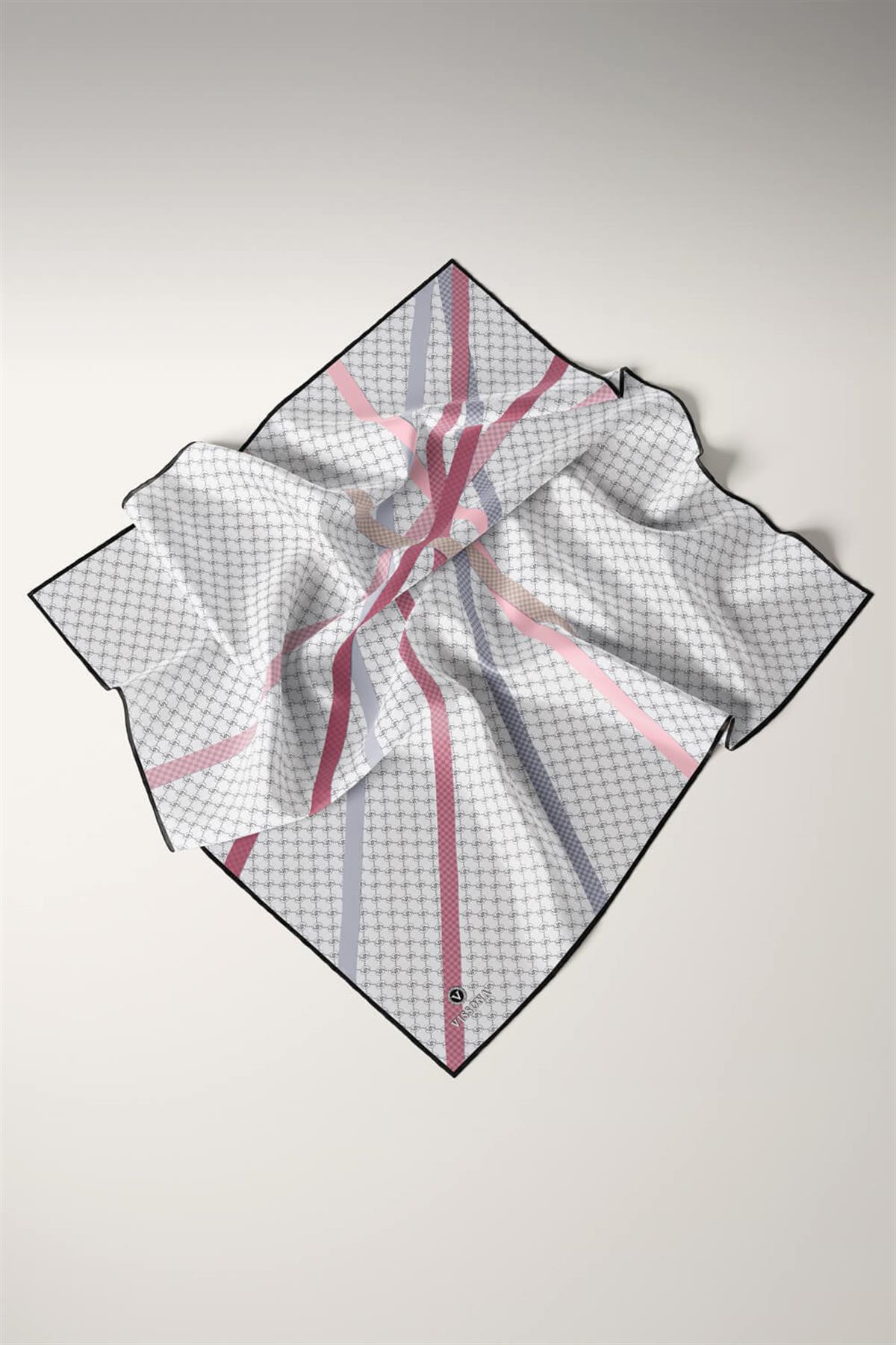 %100 Twill İpek Monogram Ve Şerit Desenli Pembe - Gri Renkli 90x90 Eşarp Dikim Şekli : El Dikişi