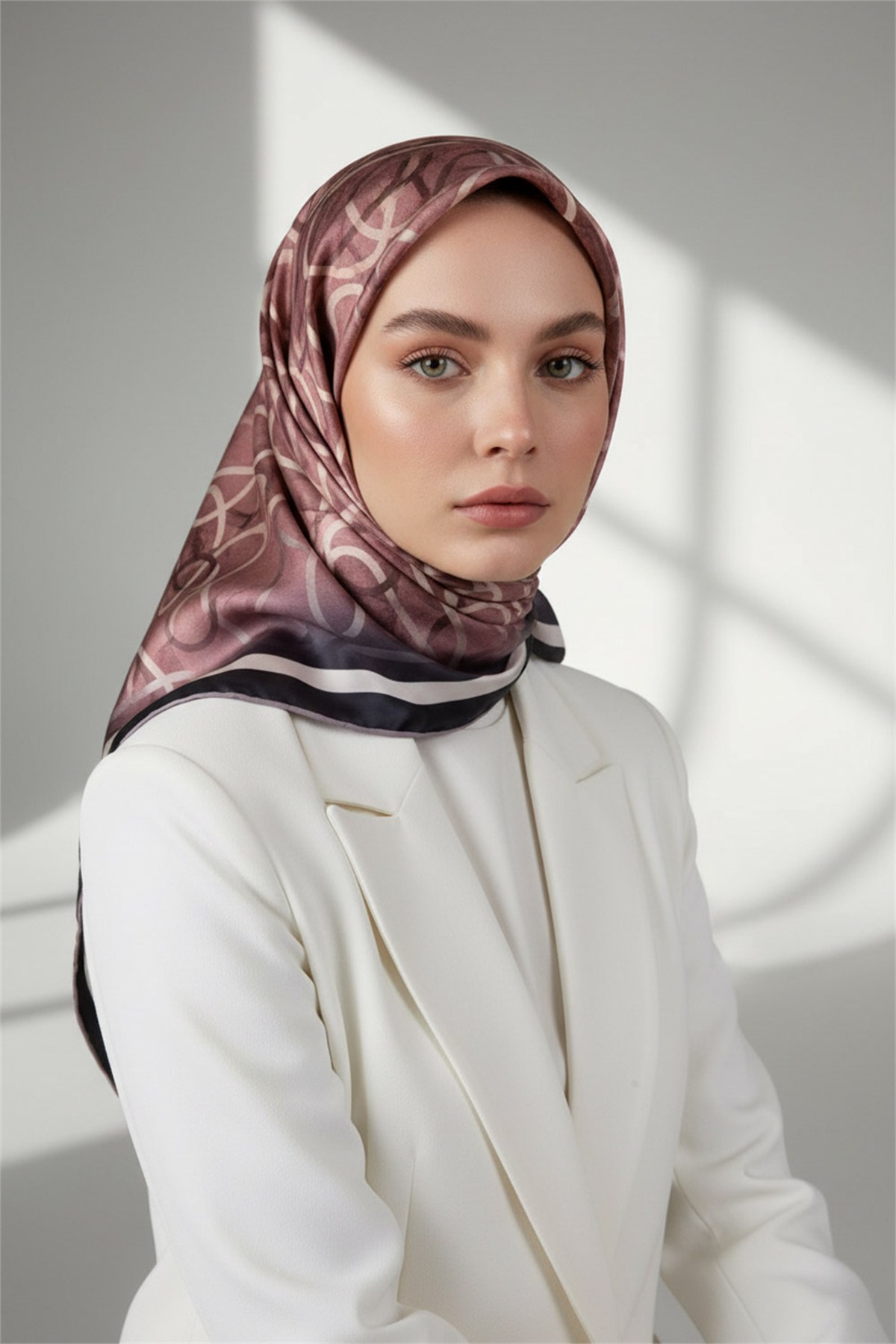 Kristal Geometrik Desenli Somon Renkli 90x90 Eşarp (İpek İçermez) Kenar Dikiş Şekli El Dikişli