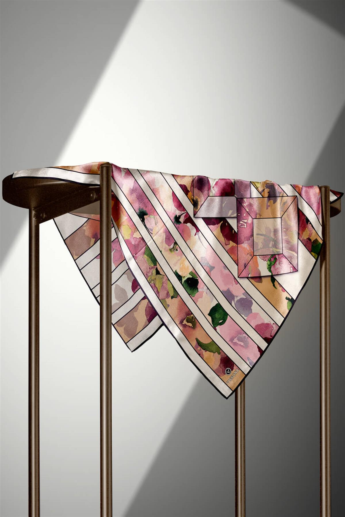 %100 Twill İpek Bahar Çiçekleri Desenli Gül Kurusu - Bej Renkli 90x90 Eşarp Kenar Dikiş Şekli El Dikişli