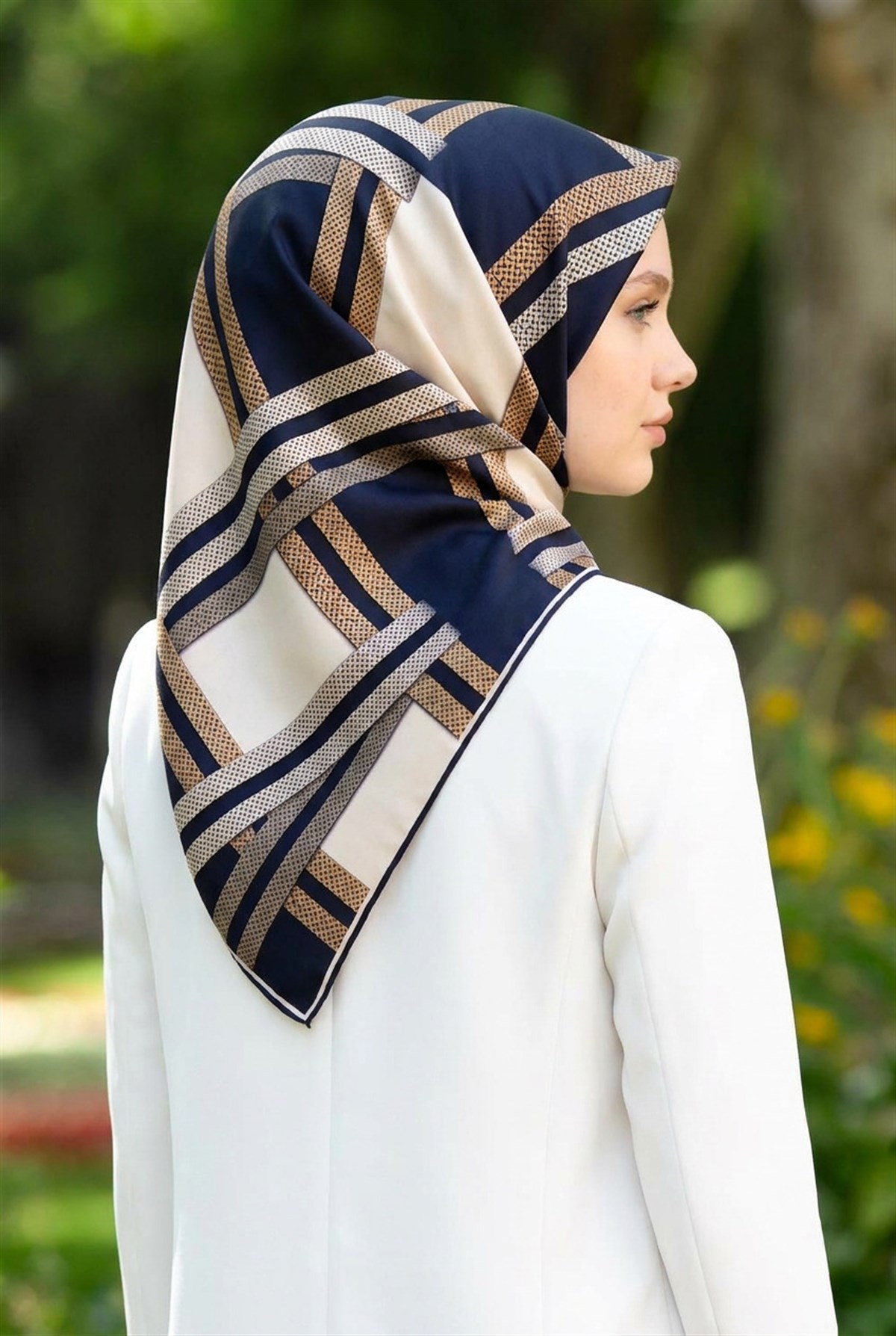 % 57 İPEK % 43 VİSKON Twill İpek Geometrik Desenli Lacivert - Krem Renkli 90x90 Eşarp Dikim Şekli : El Dikişi