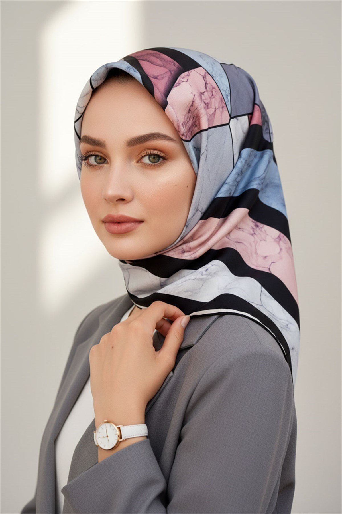 %100 Twill İpek Geometrik Mermer Desenli Pudra - Siyah Renkli 90x90 Eşarp Dikim Şekli : El Dikişi