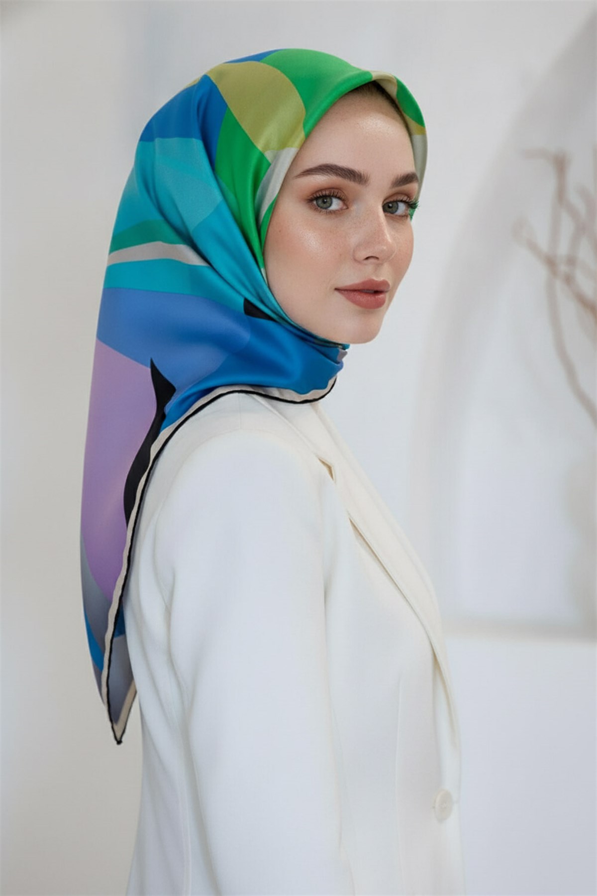 %100 Twill İpek Geometrik Desenli Zümrüt Yeşili - İndigo Renkli 90x90 Eşarp Dikim Şekli : El Dikişi