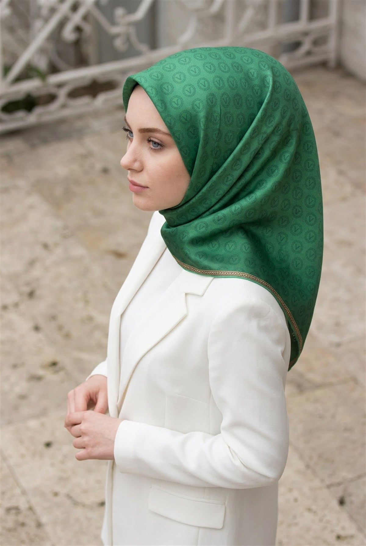%100 Twill İpek Monogram Desenli Zümrüt Yeşili Renkli 90x90 Eşarp Dikim Şekli : El Dikişi