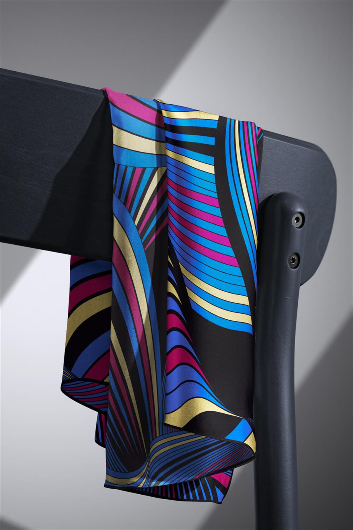 %100 Twill İpek Okyanus Dalgası Desenli İndigo - Fuşya Renkli 90x90 Eşarp Kenar Dikiş Şekli El Dikişli