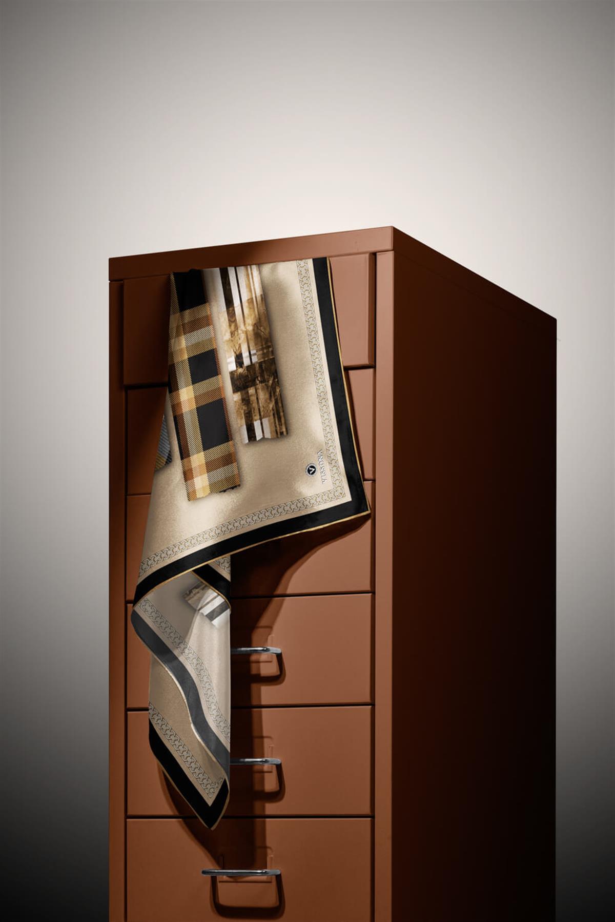 %100 Twill İpek Ekose Desenli Gold - Siyah Renkli 90x90 Eşarp Dikim Şekli : El Dikişi