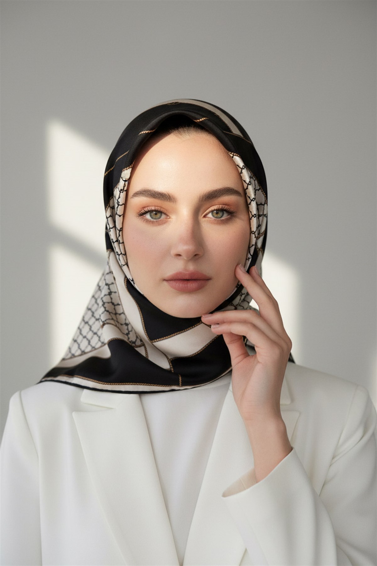 %100 Twill İpek Geometrik Desenli Siyah - Krem Renkli 90x90 Eşarp Dikim Şekli : El Dikişi