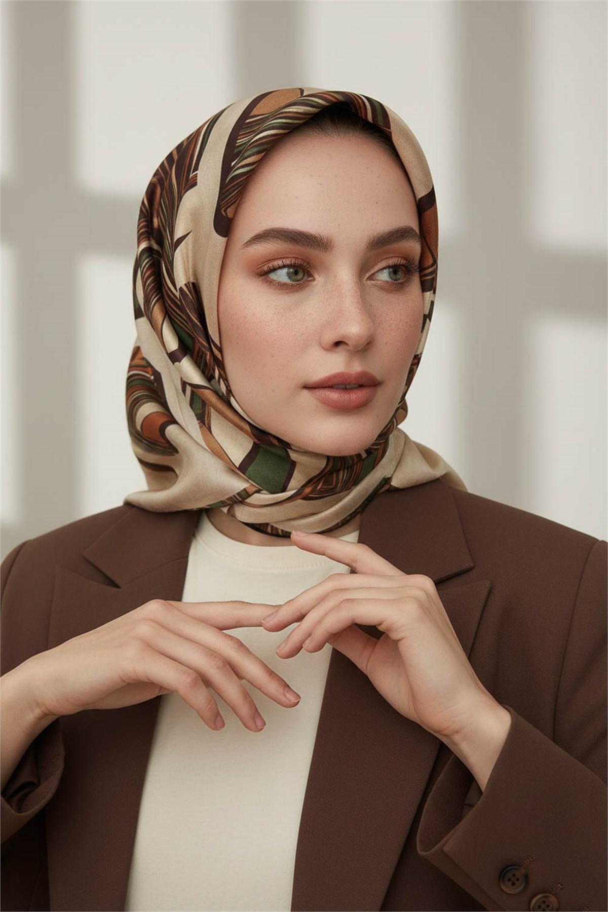 %100 Twill İpek Geometrik Kare Desenli Haki - Bej Renkli 90x90 Eşarp Dikim Şekli : El Dikişi