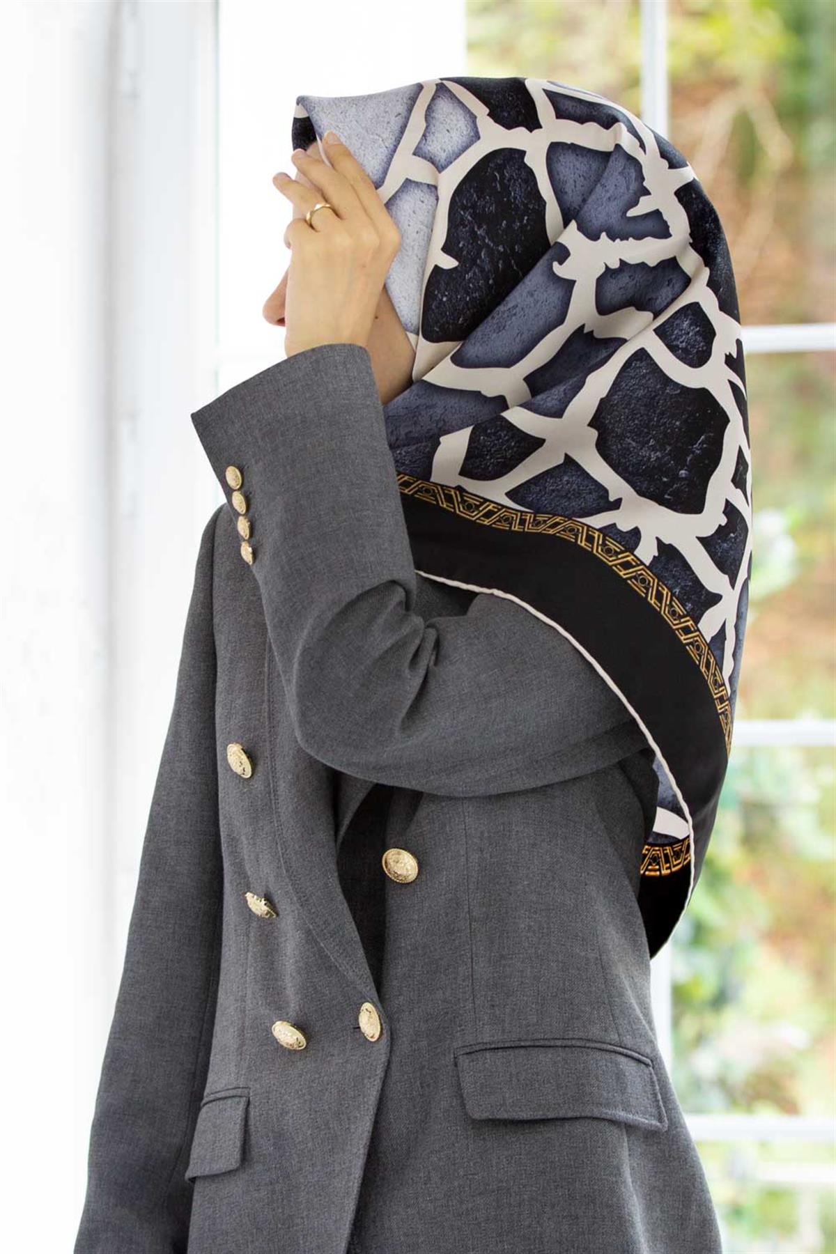 %100 Twill İpek Zürafa Desenli Siyah - Gri Renkli 90x90 Eşarp Dikim Şekli : El Dikişi