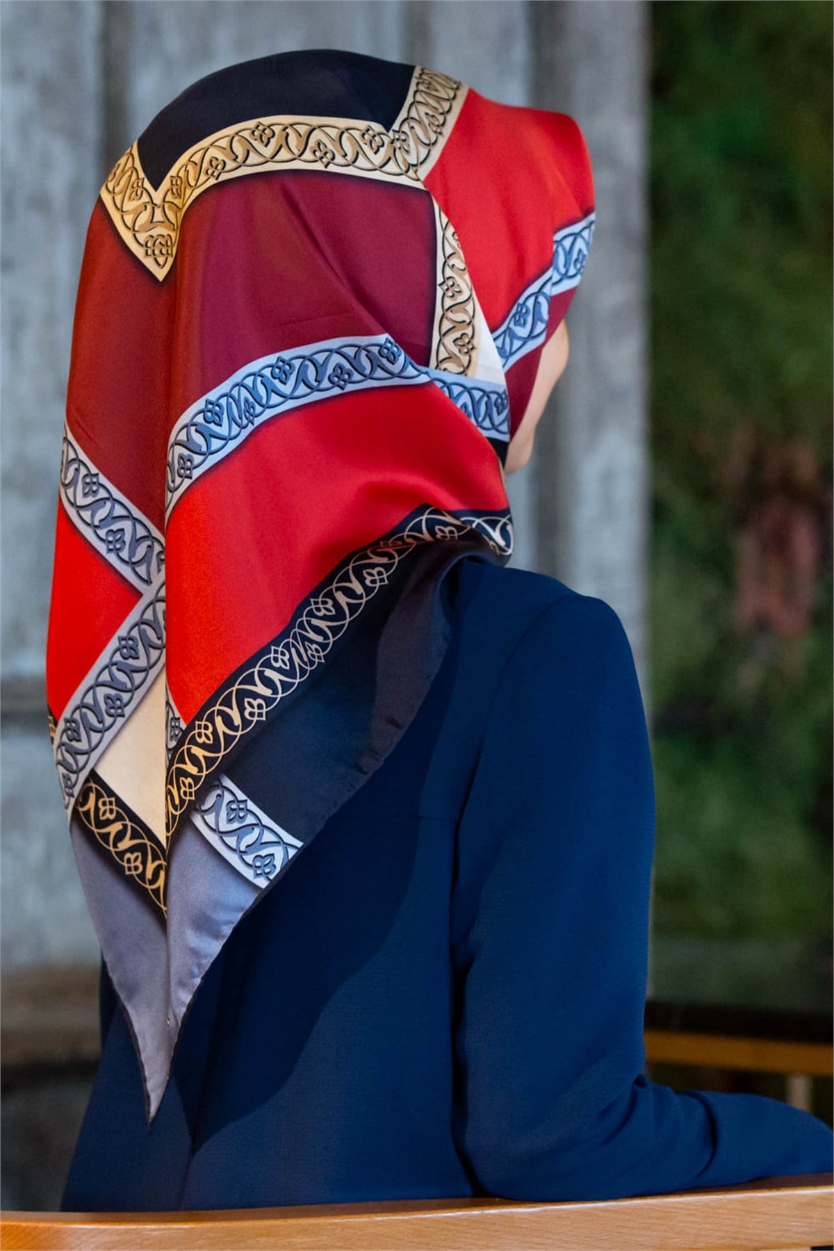 %100 Twill İpek Geometrik Desenli Lacivert - Kırmızı Renkli 90x90 Eşarp Dikim Şekli : El Dikişi