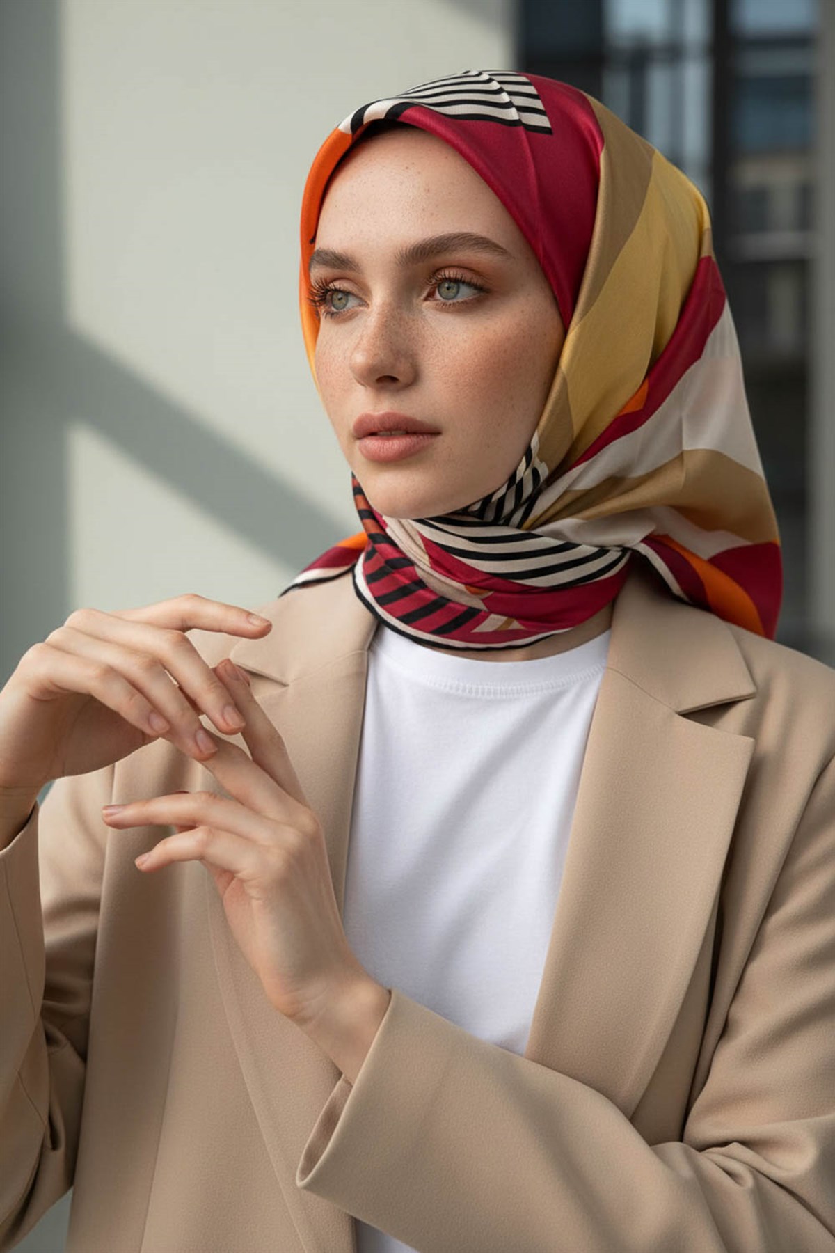 100% Twill İpek Geometrik Desenli Taba - Bej Renkli 90x90 Dikim Şekli : El Dikişi Eşarp