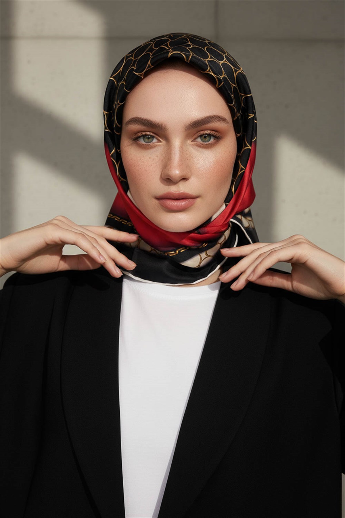 %100 Twill İpek Gold Halka Desenli Kırmızı - Siyah Renkli 90x90 Eşarp Dikim Şekli : El Dikişi