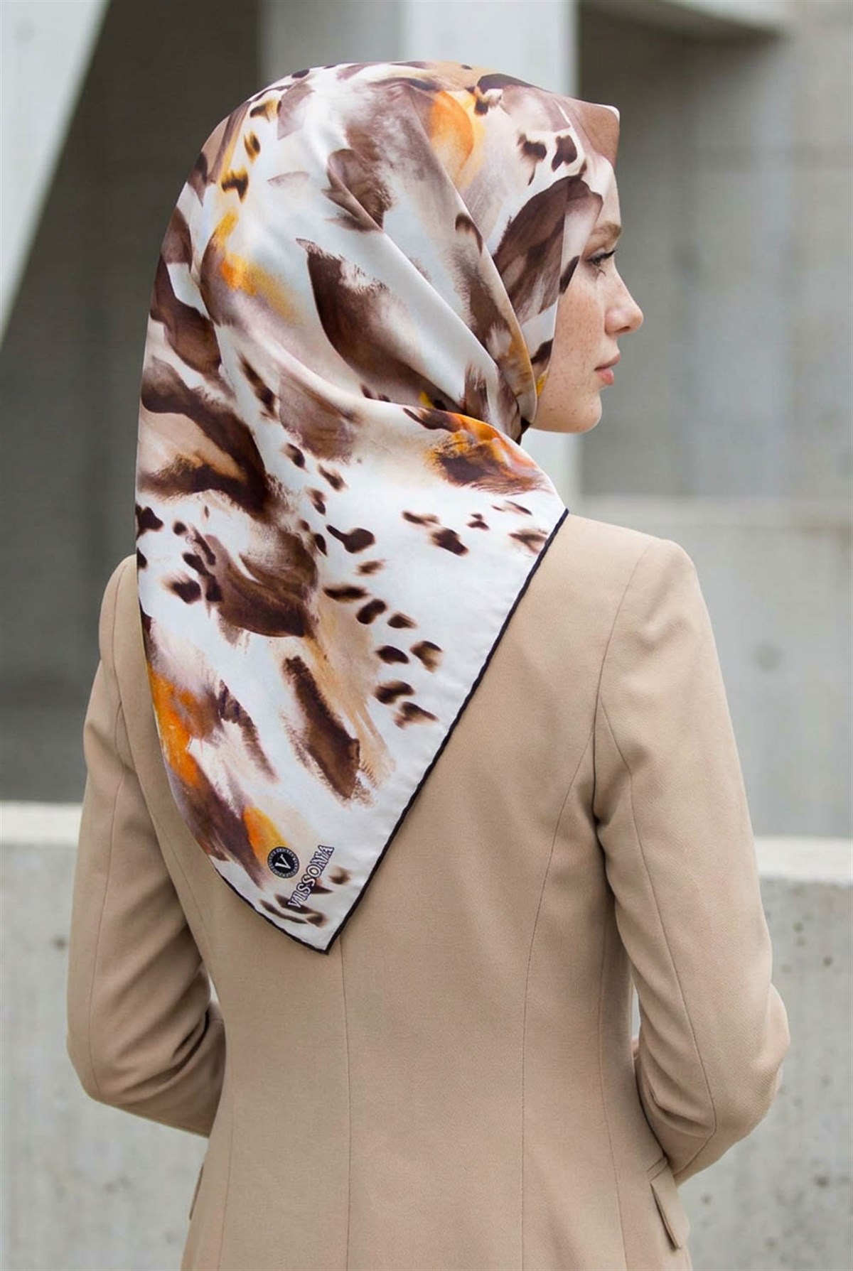 %100 Twill İpek Batik Desenli Sütlü Kahve - Turuncu Renkli 90x90 Eşarp Dikim Şekli : El Dikişi