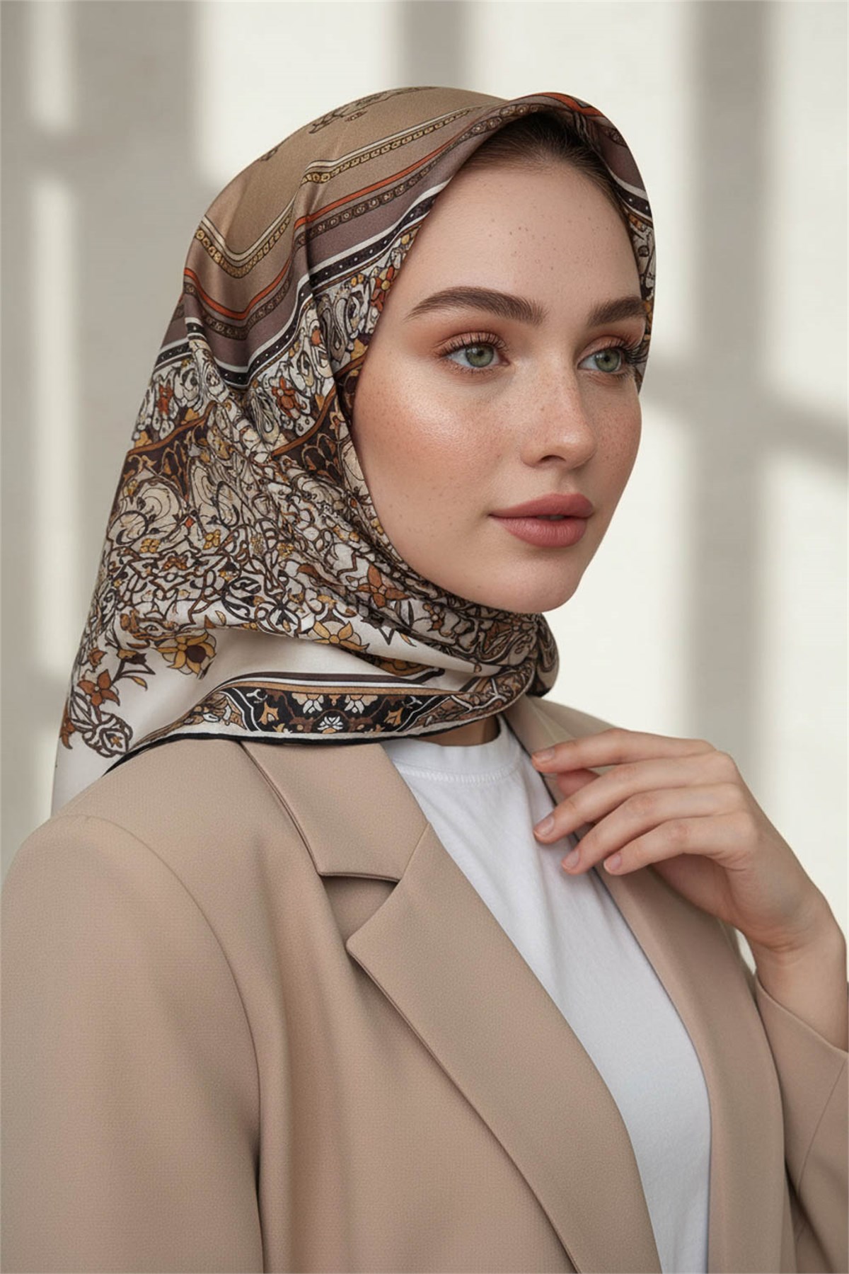 %100 Twill İpek Şal Desenli Bej Renkli 90x90 Eşarp Dikim Şekli : El Dikişi