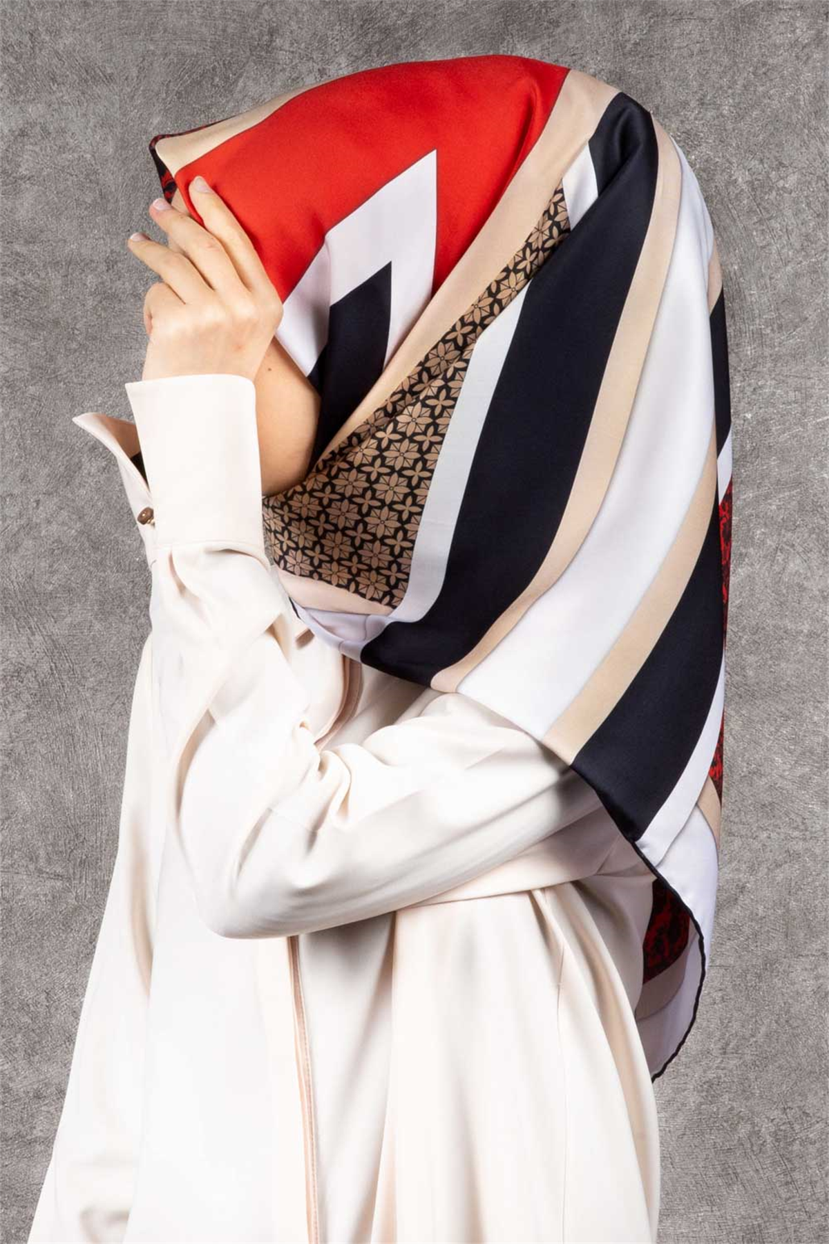 Twill Geometrik Barok Desenli Kırmızı - Siyah Renkli 90x90 Eşarp (İpek İçermez) Kenar Dikiş Şekli El Dikişli