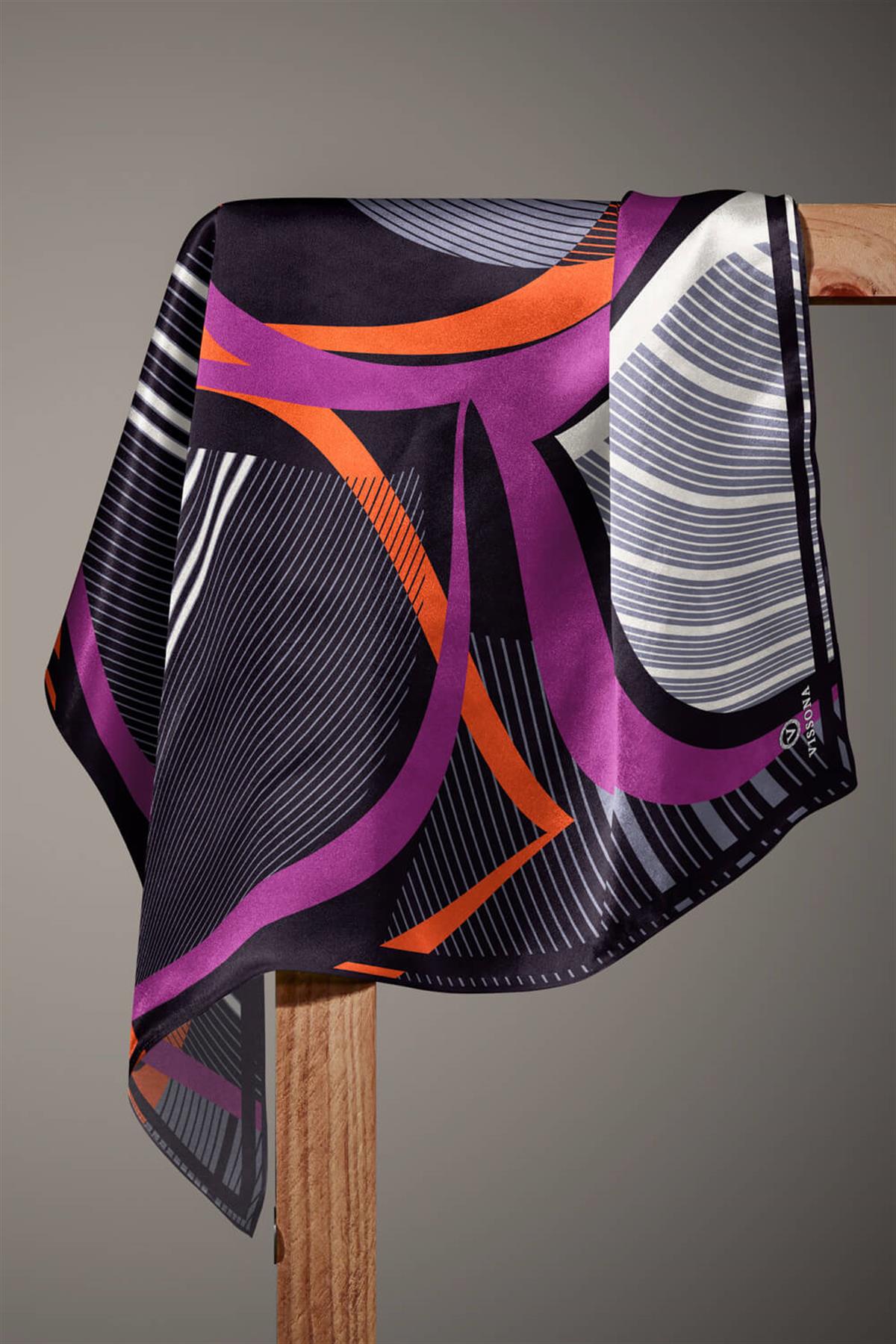 %100 Twill İpek Çizgili Geometrik Desenli Siyah - Gri Renkli 90x90 Eşarp Dikim Şekli : El Dikişi