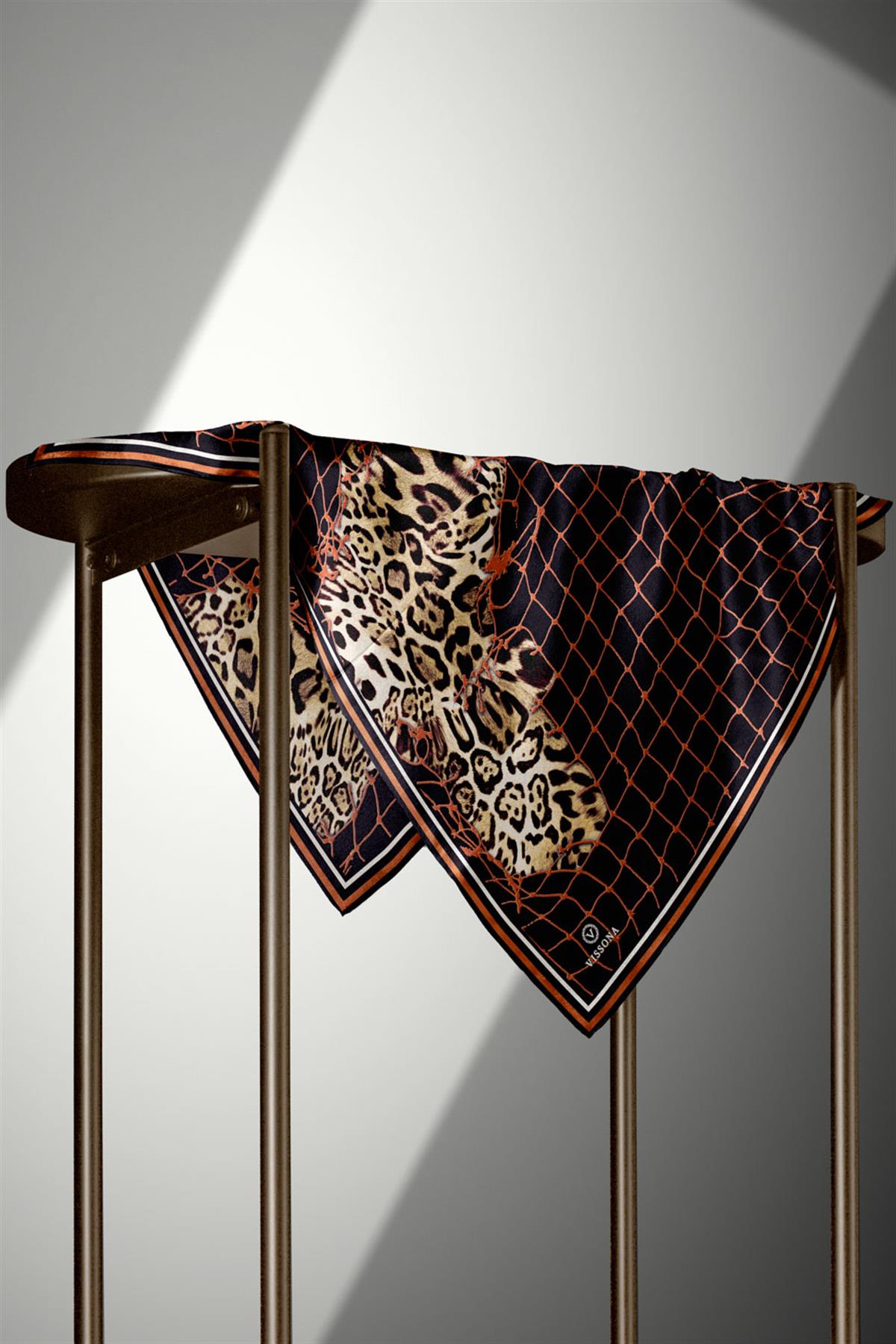 %100 Twill İpek Leopar Desenli Siyah - Taba Renkli 90x90 Eşarp Dikim Şekli : El Dikişi