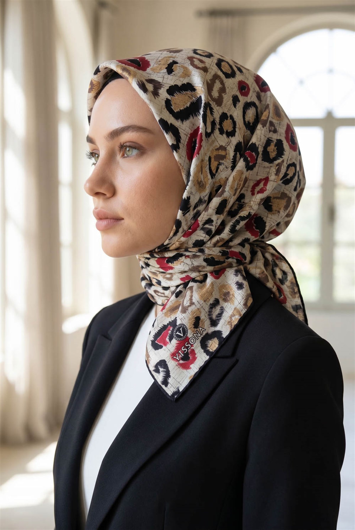 %100 Twill İpek Renkli Leopari Desenli Kırmızı - Siyah Renkli 90x90 Eşarp Kenar Dikiş Şekli El Dikişli