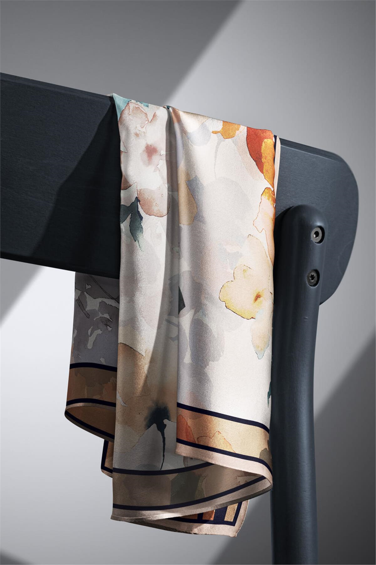 % 57 İPEK % 43 VİSKON Twill İpek Sulu Boyalı Çiçek Desenli Vizon - Turuncu Renkli 90x90 Eşarp Dikim Şekli : El Dikişi